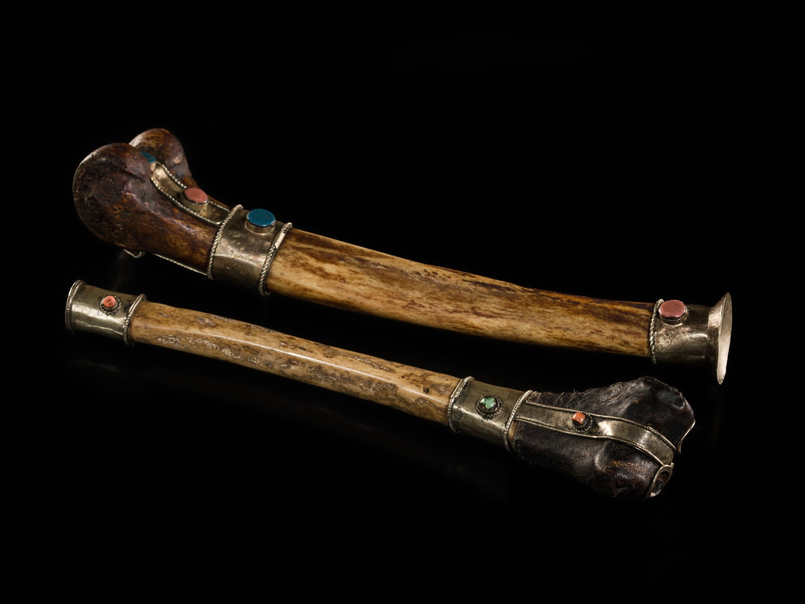 A PAIR OF CORAL AND TURQUOISE-INLAID BONE FLUTES, KANGLING, 19TH CENTURY (1 of 12)