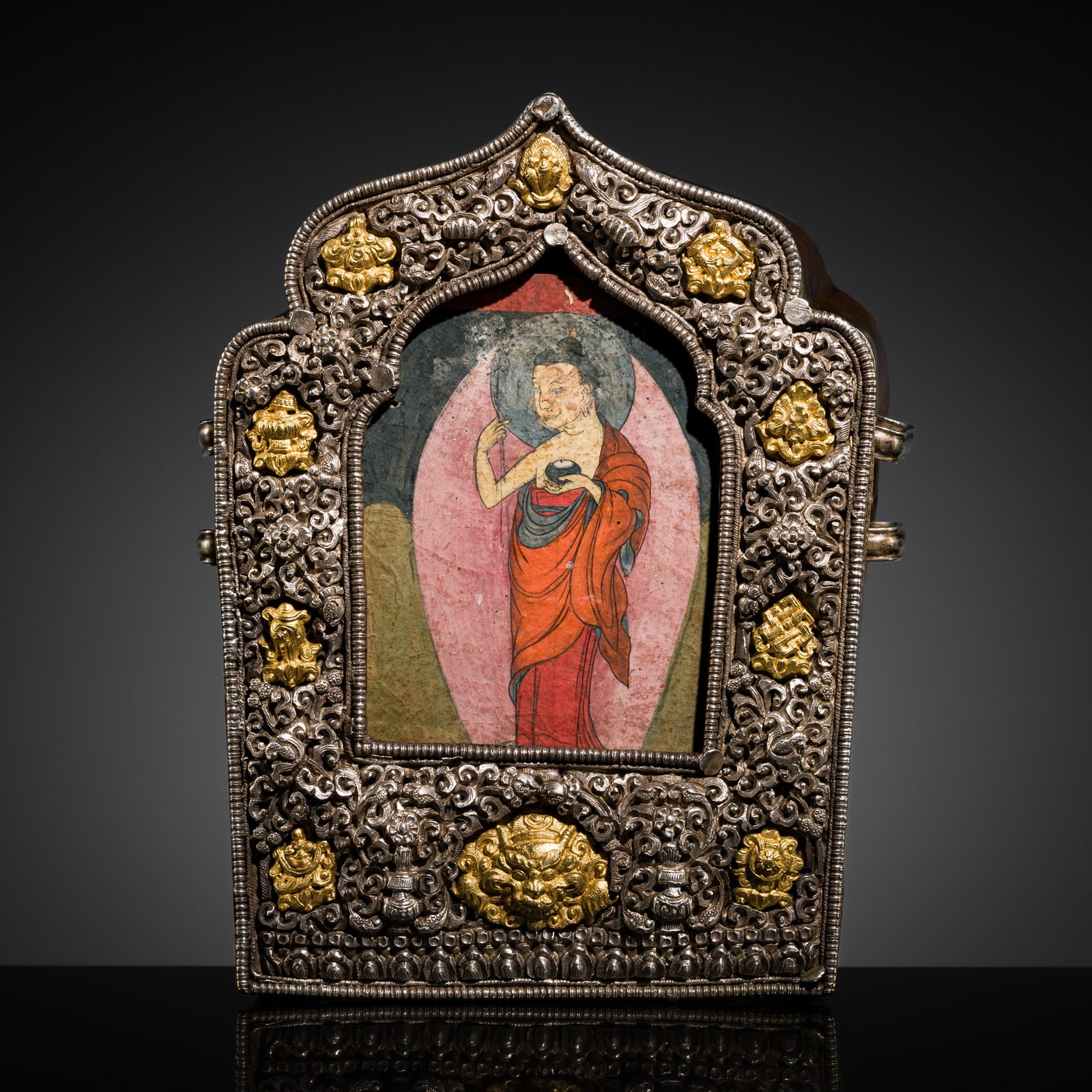 A FINE RETICULATED AND EMBOSSED SILVER AND GOLD INSET PORTABLE SHRINE, GAU (1 of 20)