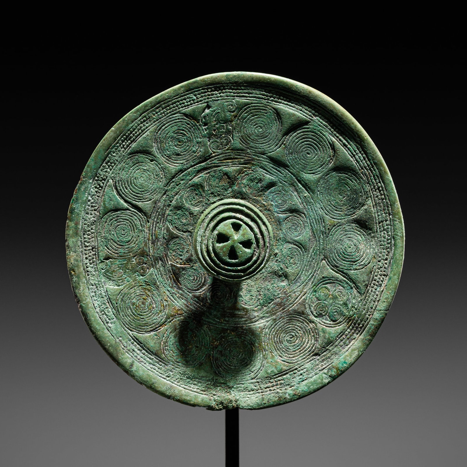 A RARE 'SPIRAL' BRONZE BUCKLE, DIAN KINGDOM, WESTERN HAN DYNASTY, CIRCA 2ND CENTURY BC: A RARE 'SPIRAL' BRONZE BUCKLE, DIAN KINGDOM, WESTERN HAN DYNASTY, CIRCA 2ND CENTURY BC Publication: Martin Doustar, Art of the Bronze Age in Southeast Asia, Parcours des Mondes 2014, Paris, no. 2 (dat