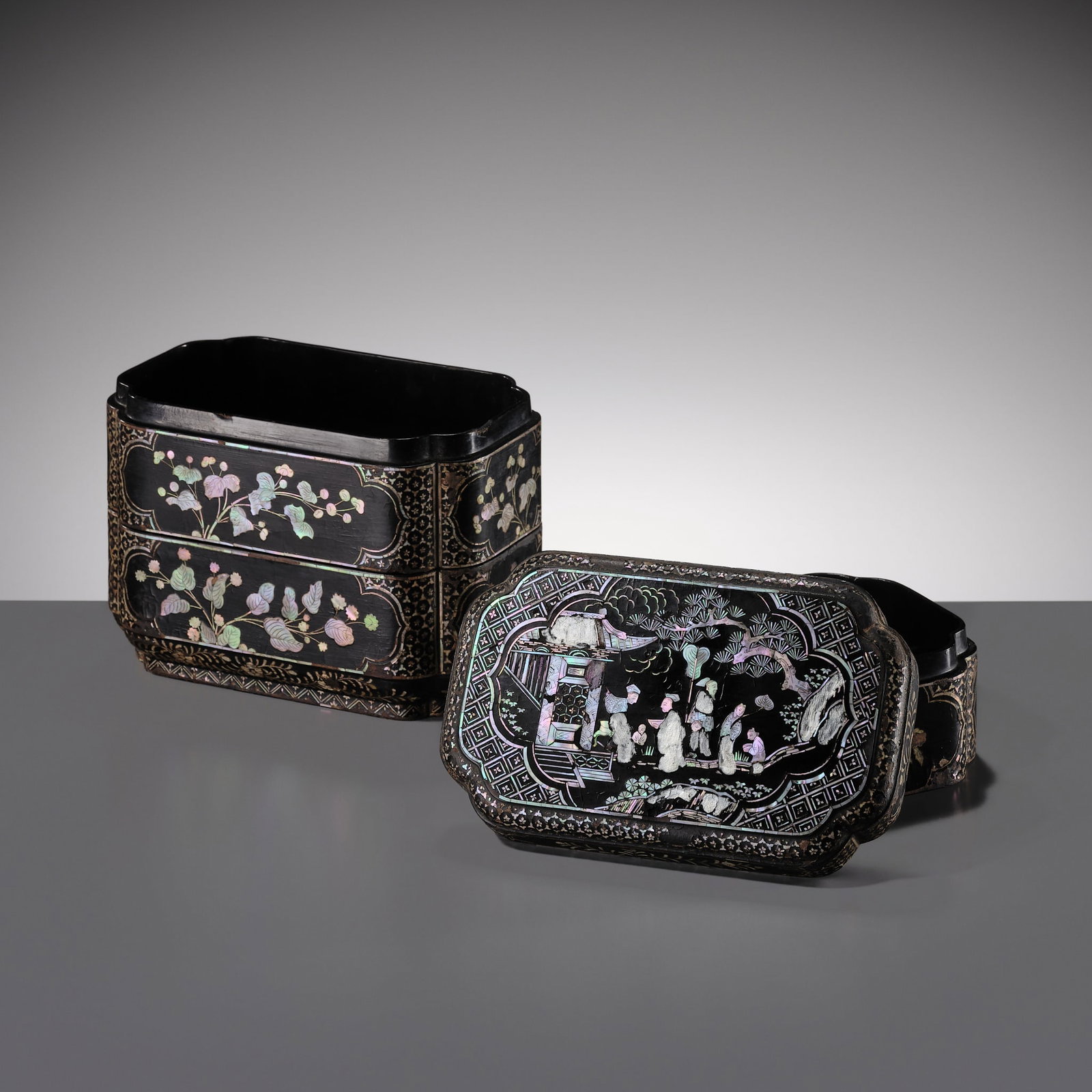 A MOTHER-OF-PEARL INLAID BLACK LACQUER TIERED QUADRILOBED BOX AND COVER, MING DYNASTY (1 of 9)