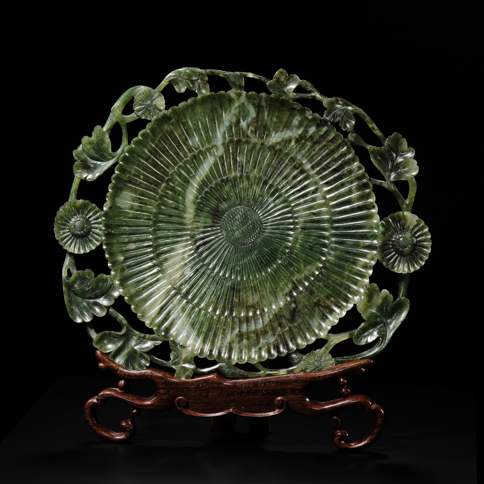 A SUPERB MUGHAL-STYLE SPINACH-GREEN JADE 'CHRYSANTHEMUM' DISH, 18TH-19TH CENTURY (1 of 14)