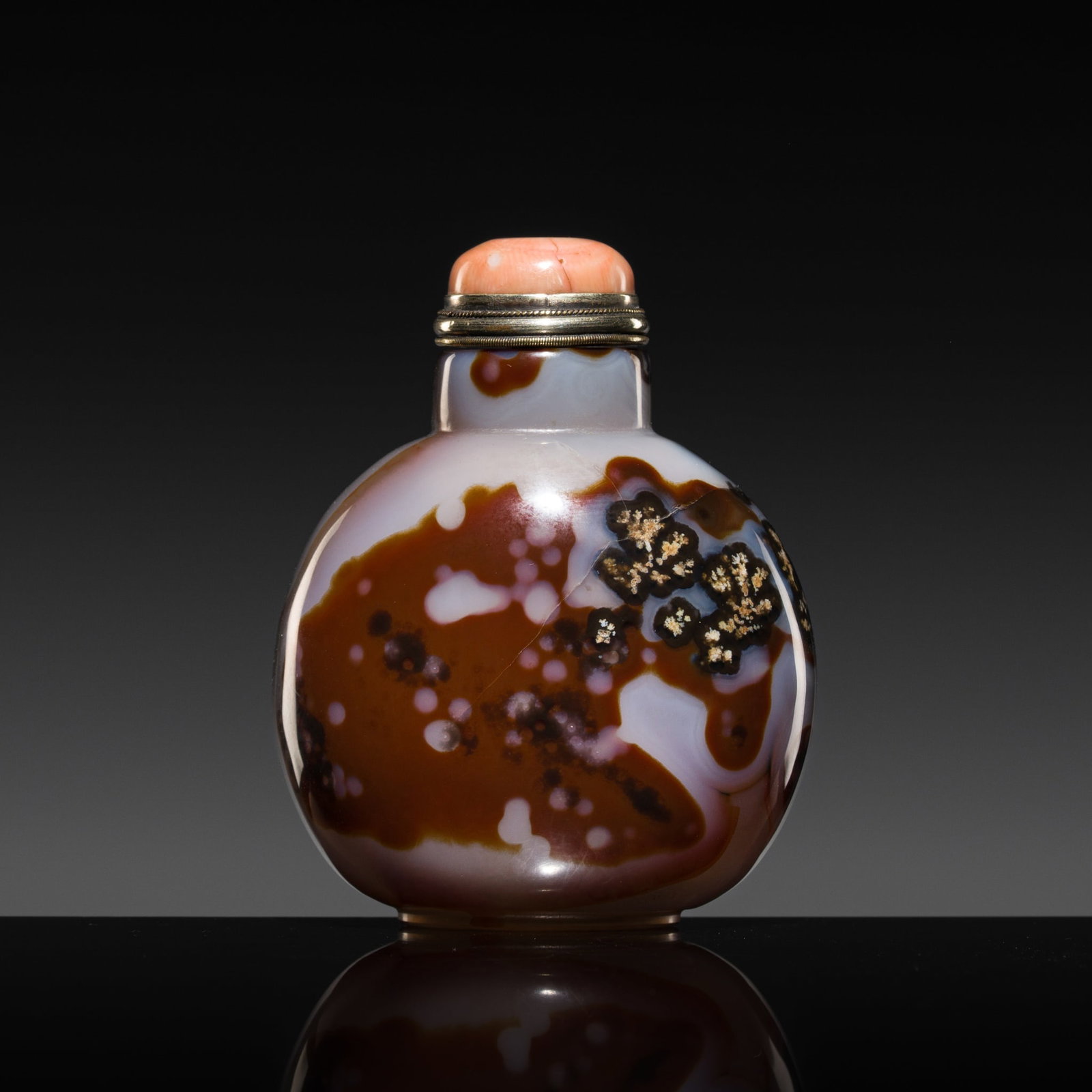 A LARGE DENDRITIC BANDED AGATE 'SPOTTED DEER' SNUFF BOTTLE, POSSIBLY IMPERIAL, OFFICIAL SCHOOL, (1 of 12)