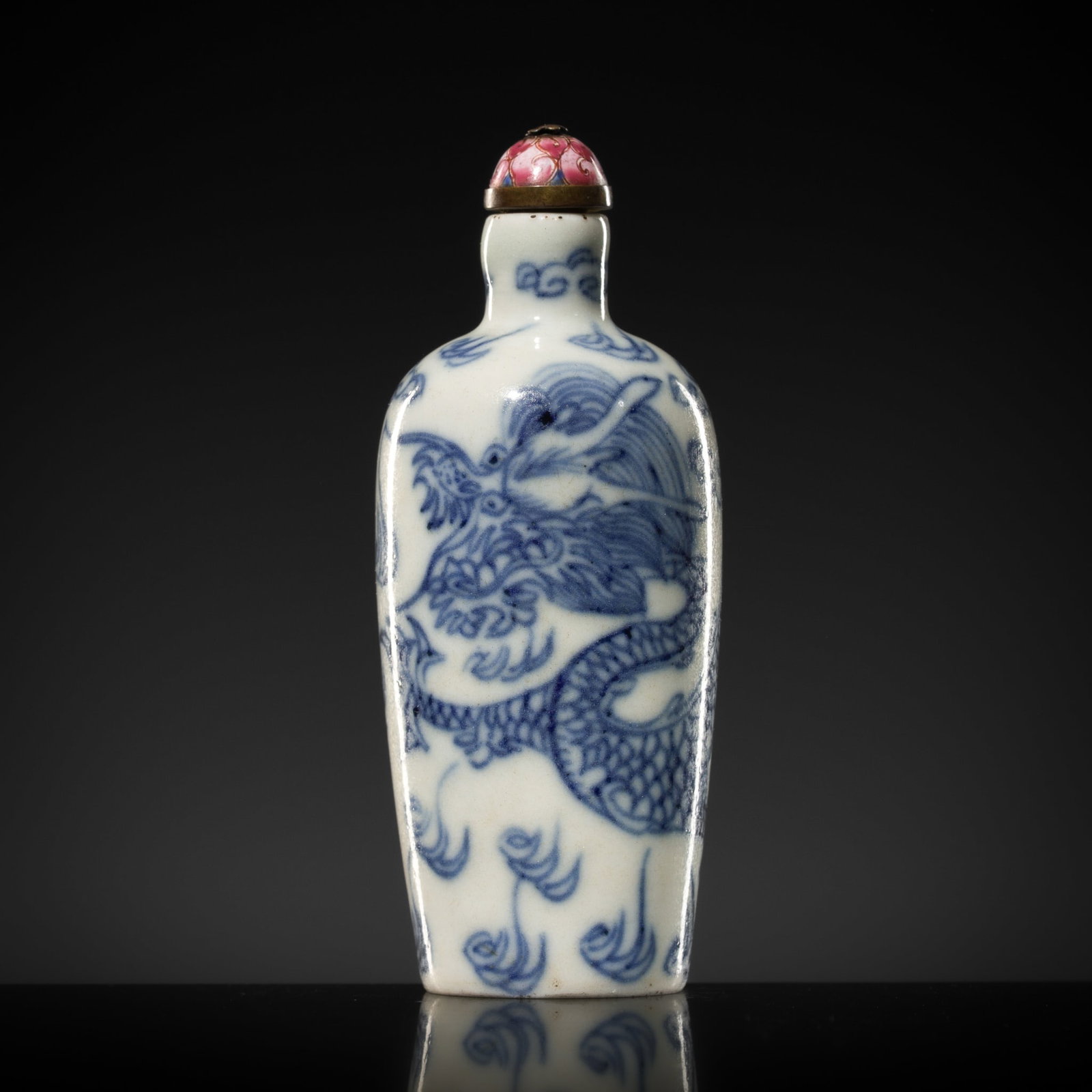 A BLUE AND WHITE PORCELAIN 'DRAGON' SNUFF BOTTLE, LATE QING DYNASTY (1 of 13)