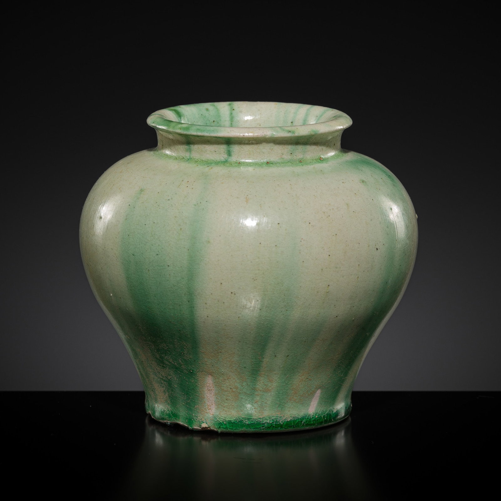 A SMALL CREAM-GLAZED AND GREEN-SPLASHED POTTERY JAR, TANG DYNASTY (1 of 13)