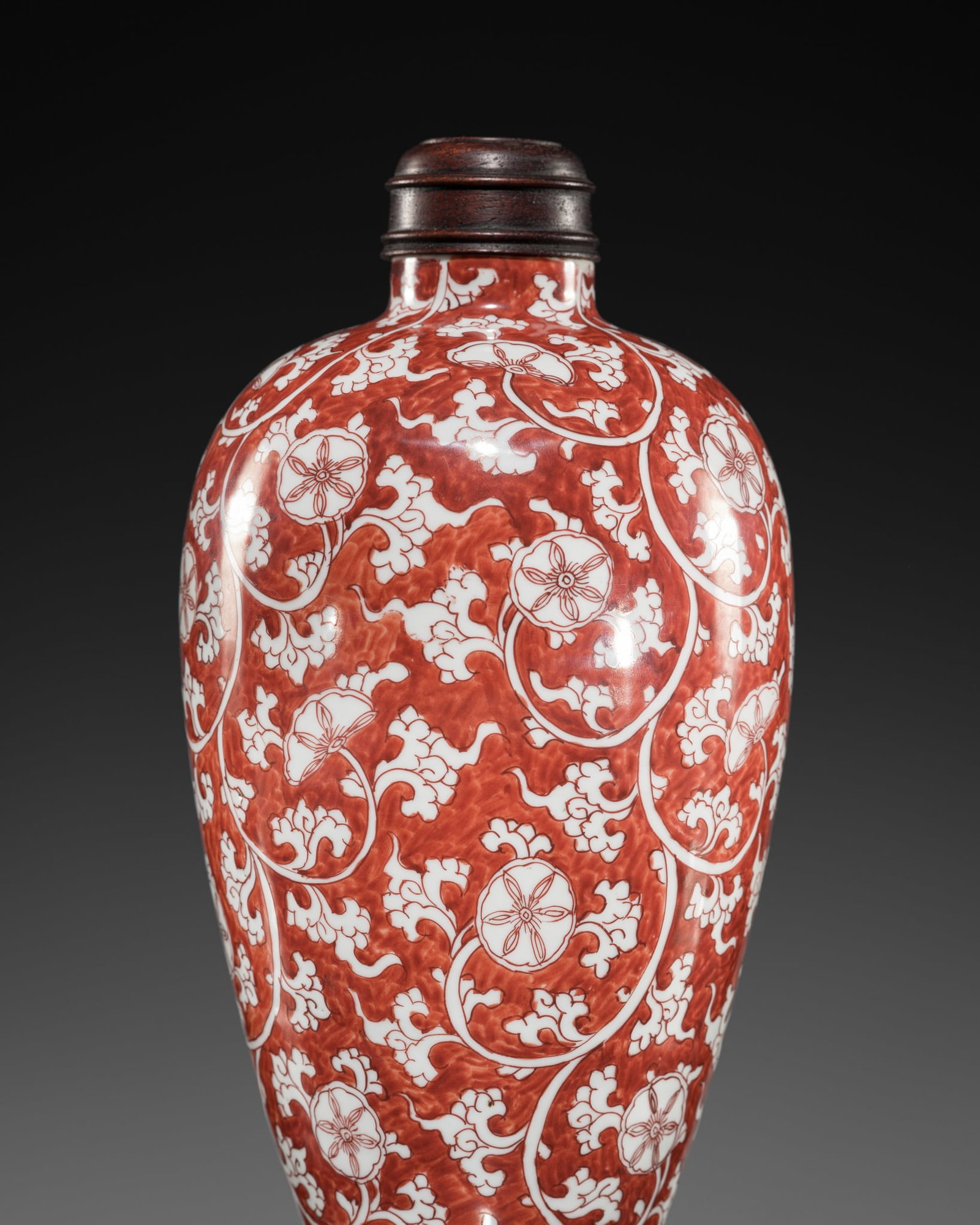 A FINE CORAL-RED-DECORATED VASE, KANGXI PERIOD (1 of 12)