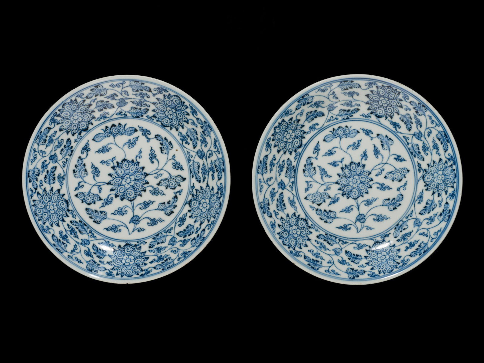 A PAIR OF BLUE AND WHITE 'LOTUS' DISHES, QIANLONG MARK AND PERIOD (1 of 14)