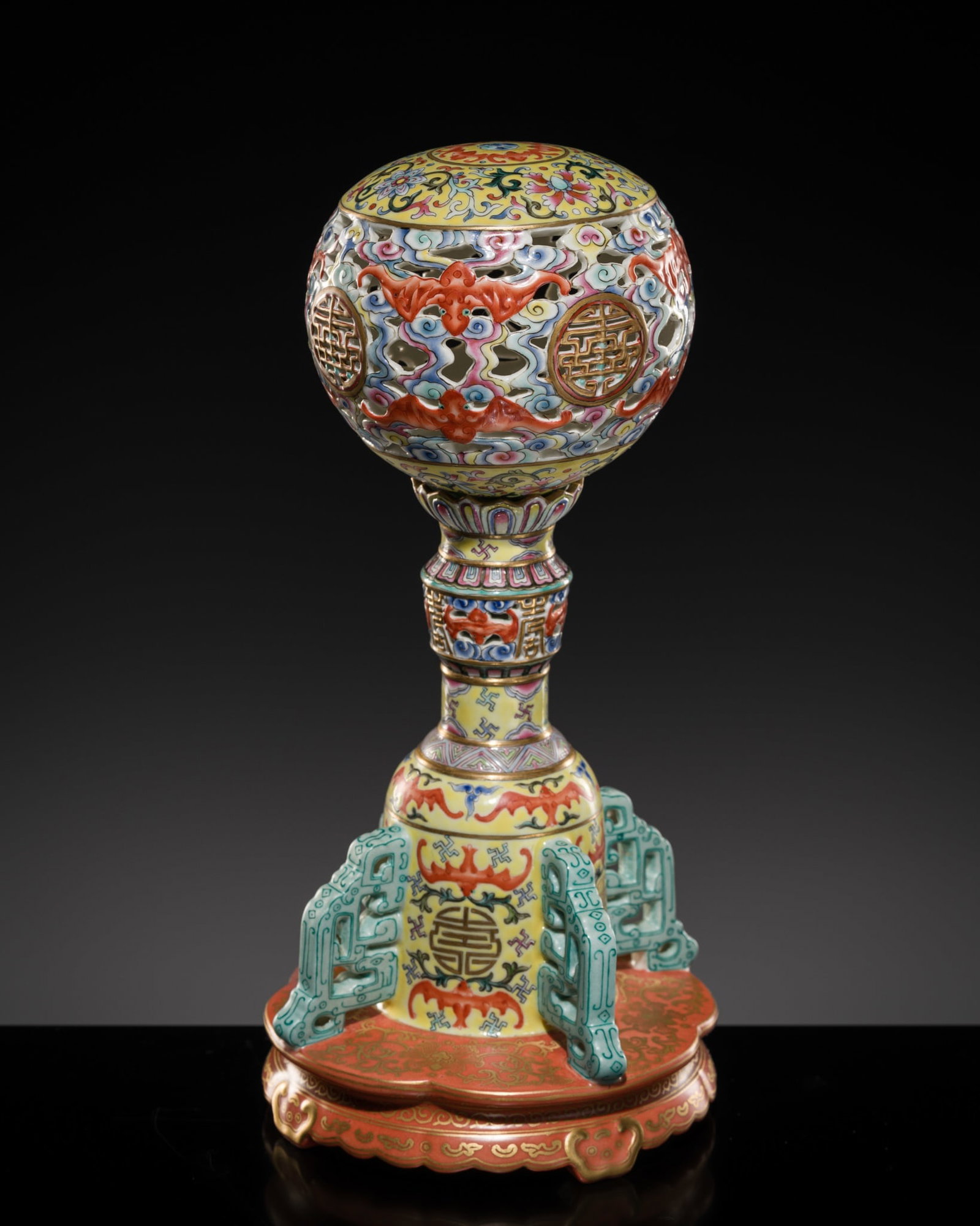 A NATIONAL PALACE MUSEUM REPLICA OF A QIANLONG YELLOW-GROUND FAMILLE ROSE HAT STAND, 20TH CENTURY (1 of 16)