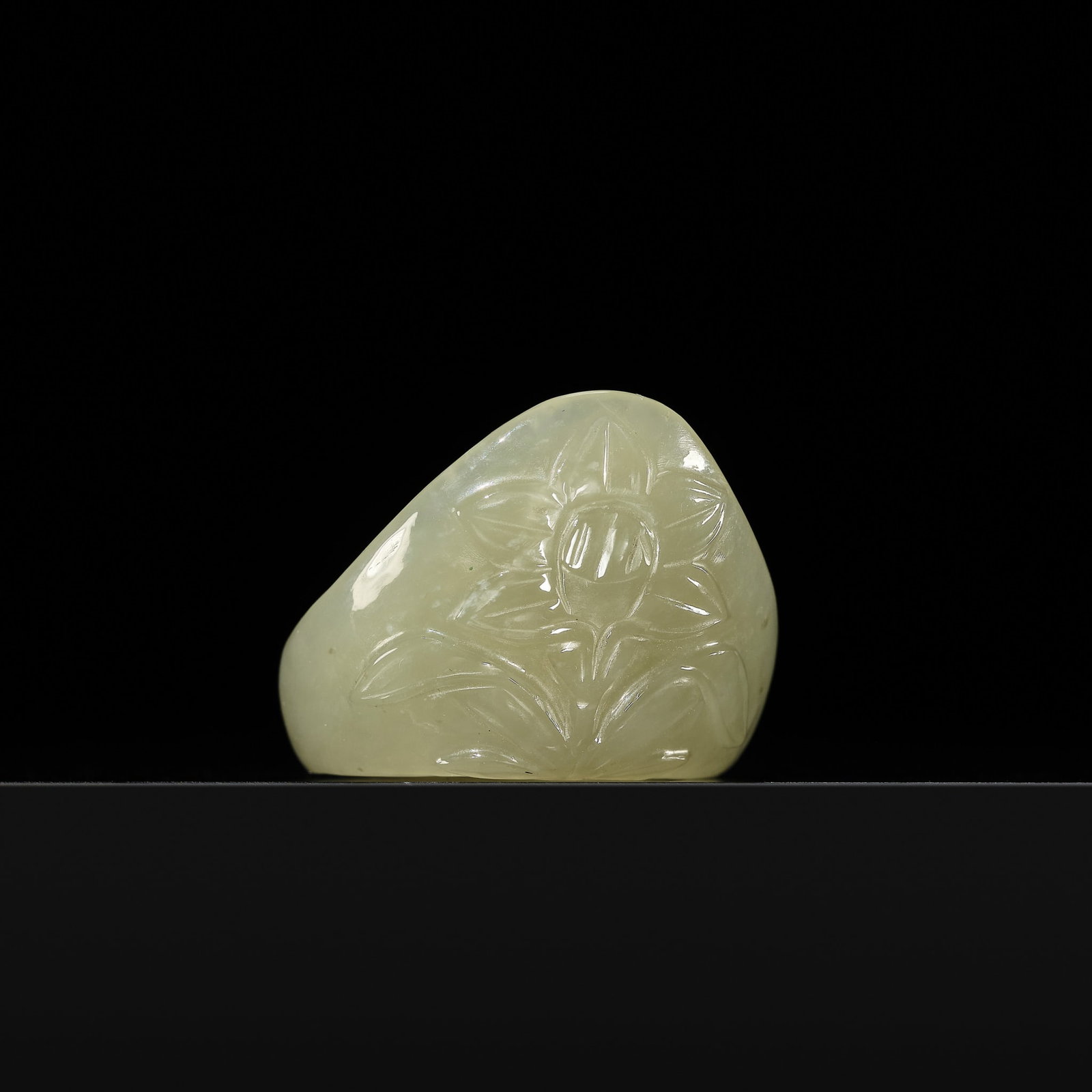 A FINE MUGHAL PALE GREEN JADE ARCHER'S RING, 18TH CENTURY (1 of 13)