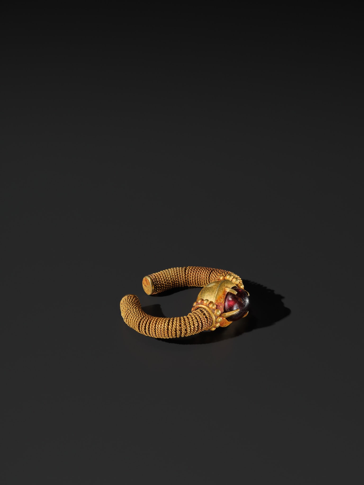 A RUBY-INSET GOLD RING, EAST JAVA, CIRCA 6TH-10TH CENTURY - 12