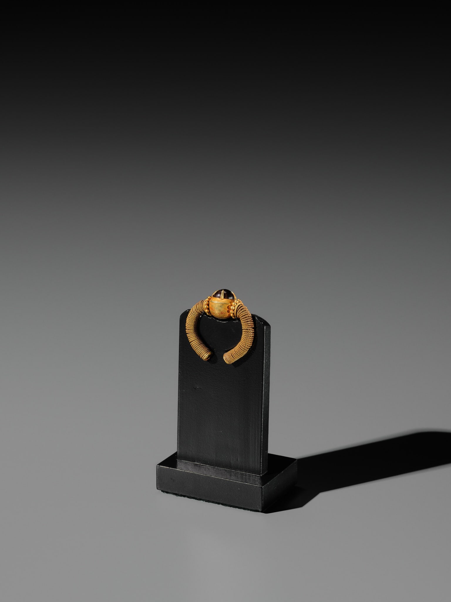 A RUBY-INSET GOLD RING, EAST JAVA, CIRCA 6TH-10TH CENTURY - 13