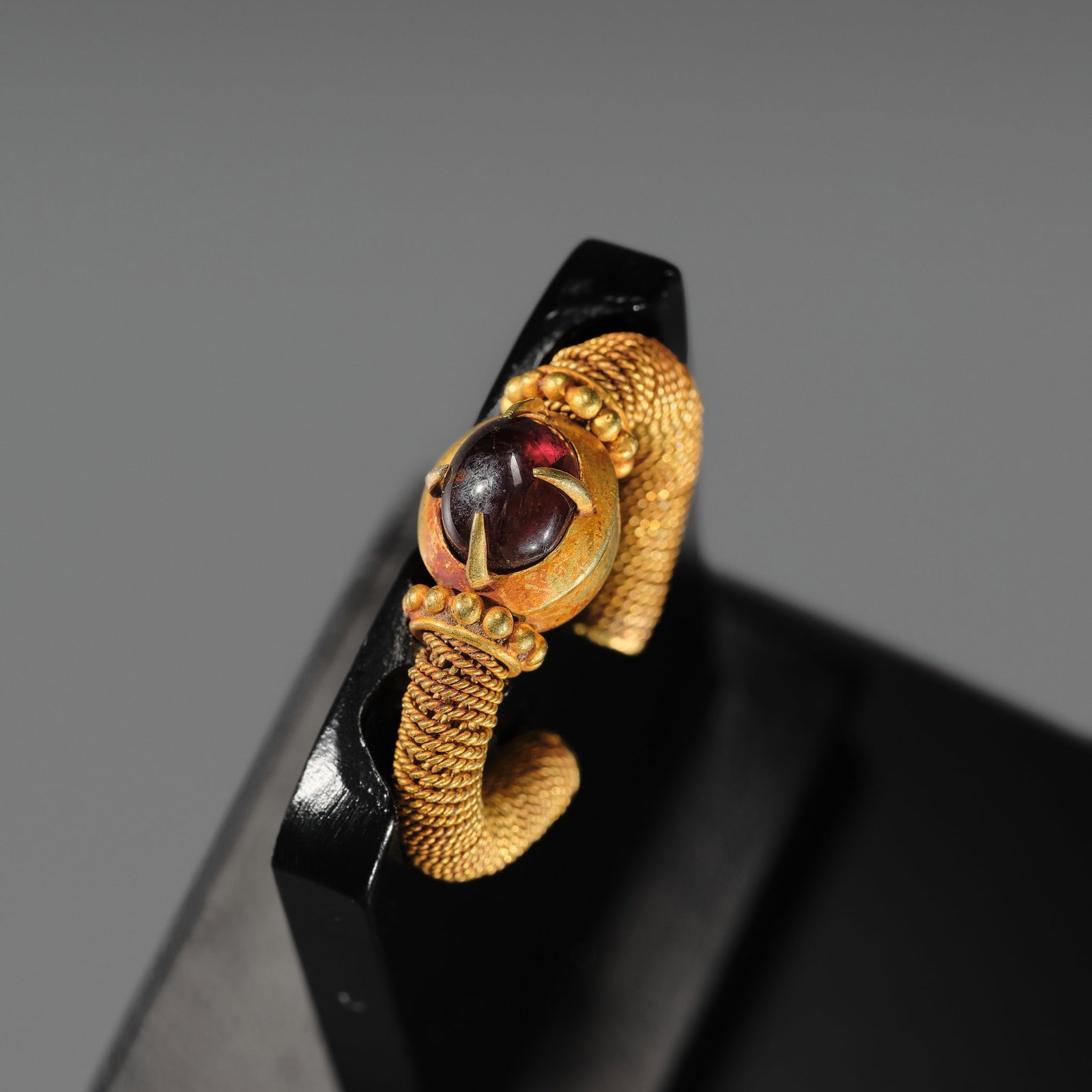 A RUBY-INSET GOLD RING, EAST JAVA, CIRCA 6TH-10TH CENTURY - 2