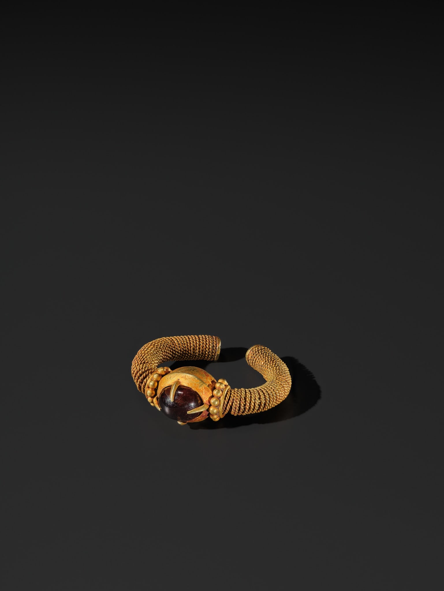 A RUBY-INSET GOLD RING, EAST JAVA, CIRCA 6TH-10TH CENTURY - 6