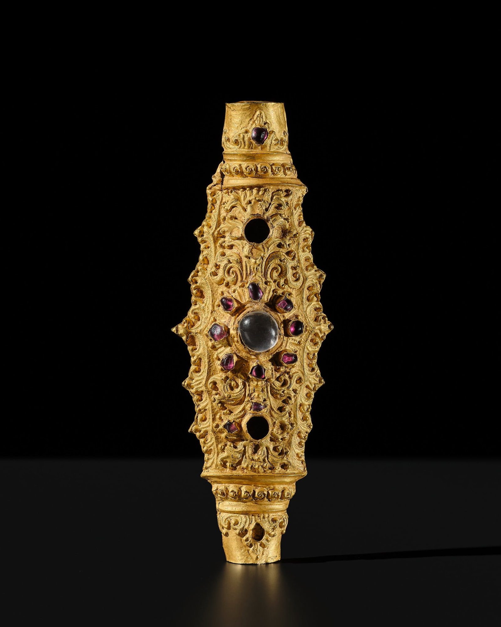 A GEM-INSET UPAVITA GOLD CLASP, CENTRAL JAVA, 8TH TO EARLY 10TH CENTURY: A GEM-INSET UPAVITA GOLD CLASP, CENTRAL JAVA, 8TH TO EARLY 10TH CENTURY Expert's note: The term upavita derives from the Sanskrit upavīta and originally refers to something “worn over the