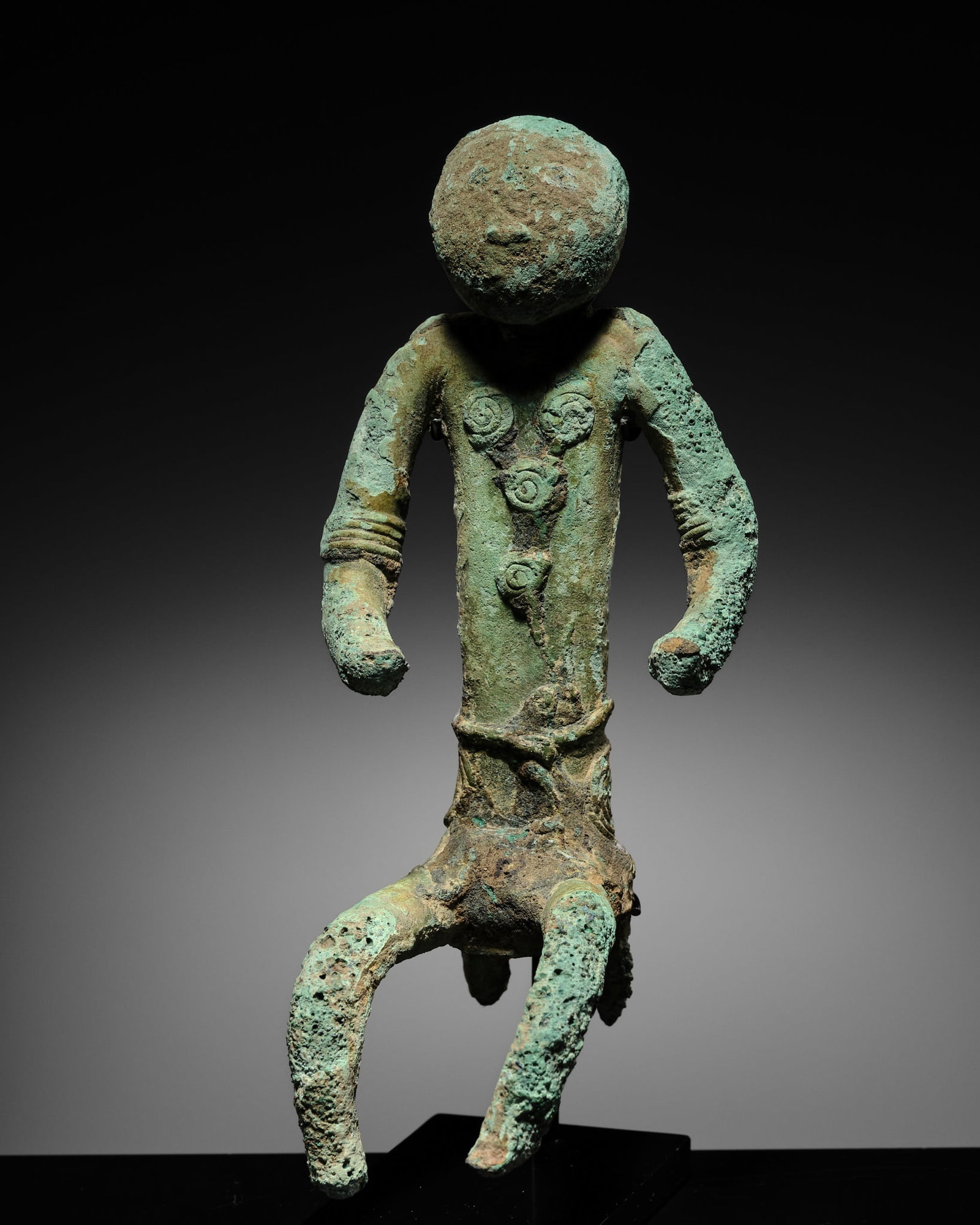 A RARE BRONZE FIGURE OF A SEATED MAN, PERI-DONGSONIAN CULTURE, 500-200 BC (1 of 13)
