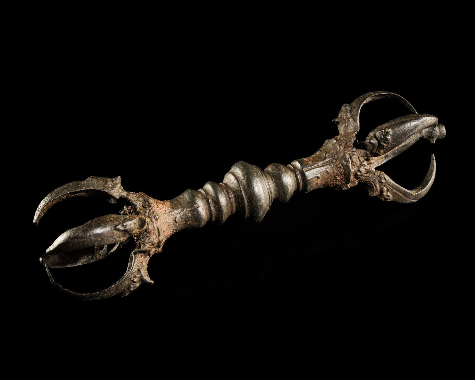 A LARGE BRONZE VAJRA, JAVA, INDONESIA, CIRCA 8TH-10TH CENTURY: A LARGE BRONZE VAJRA, JAVA, INDONESIA, CIRCA 8TH-10TH CENTURY Boldly cast, the sharp, claw-shaped four-pronged vajra has a bulbous central section flanked by two further globular knobs, issuing the pr