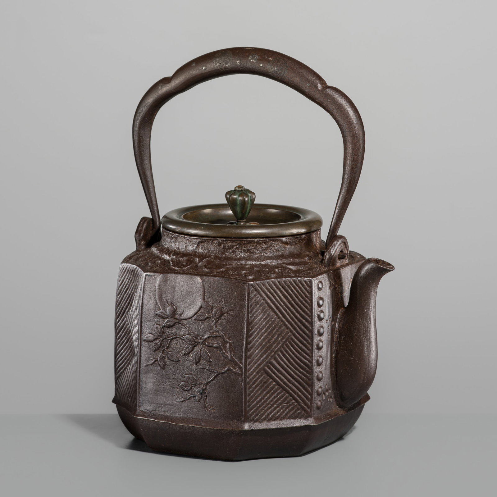 † RYUBUNDO: AN IRON ‘MAGNOLIA AND FULL MOON’ TETSUBIN (TEA KETTLE) (1 of 18)