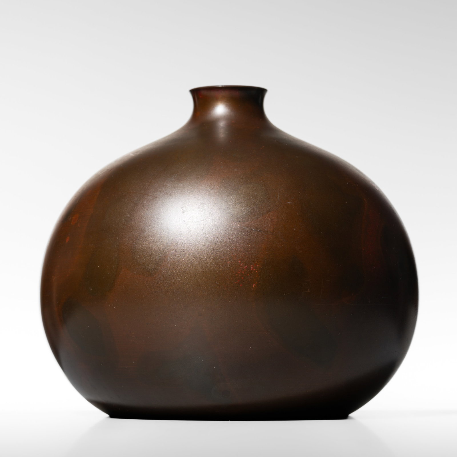 TAKAMURA TOYOCHIKA (LIVING NATIONAL TREASURE): A PATINATED BRONZE GLOBULAR VASE (1 of 11)