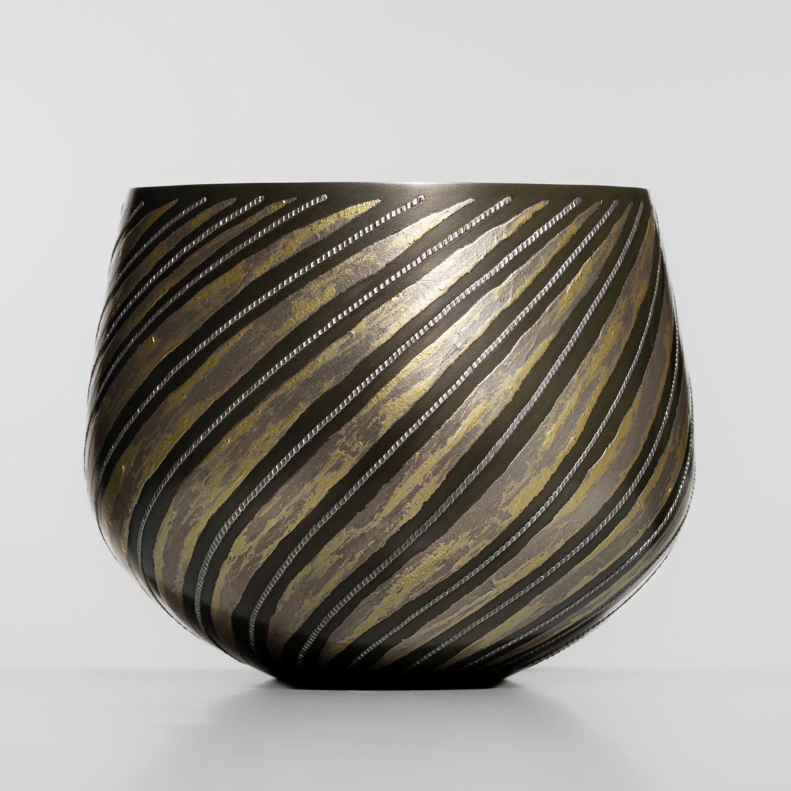 KASHIMA KAZUO: A FINE GOLD- AND SILVER-INLAID BRONZE ‘WIND-PATTERNED’ BASIN: KASHIMA KAZUO: A FINE GOLD- AND SILVER-INLAID BRONZE ‘WIND-PATTERNED’ BASIN By Kashima Kazuo (b. 1958), sealed by the artist Japan, Heisei period (1989-2019) Superbly hammered, with deep, 