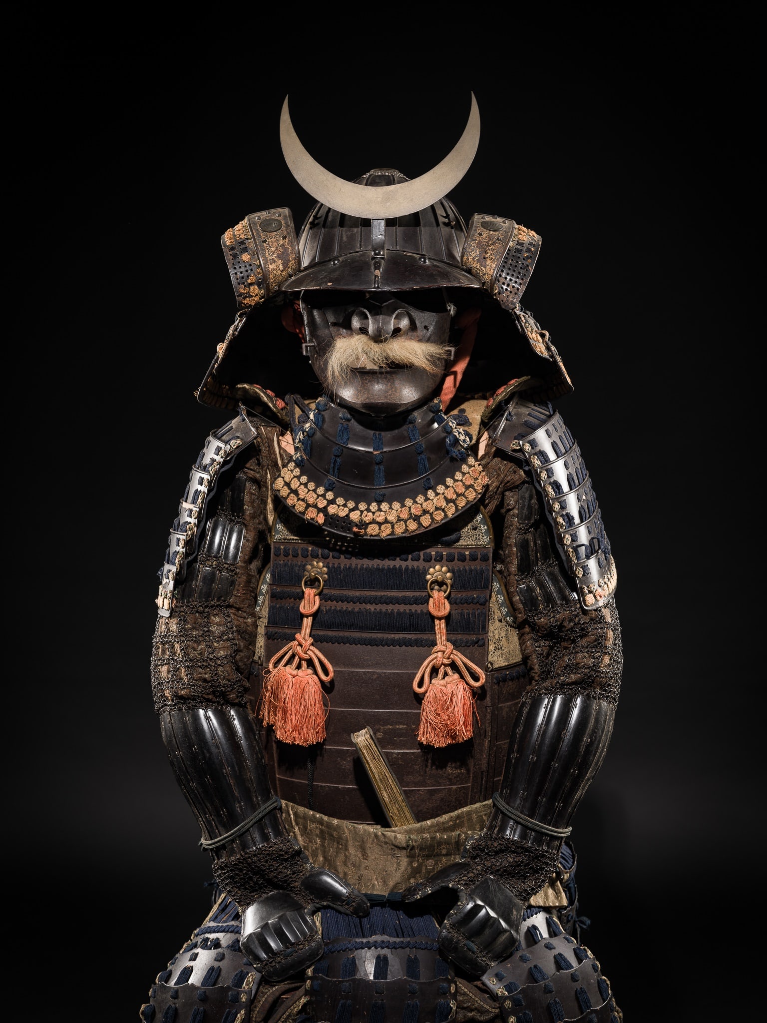 † A FINE GOMAI-DO GUSOKU (FIVE-PIECE CUIRASS ARMOR) AND SUJIBACHI KABUTO: † A FINE GOMAI-DO GUSOKU (FIVE-PIECE CUIRASS ARMOR) AND SUJIBACHI KABUTO Japan, 17th-18th century, Edo period (1615-1868) The iron components predominantly laced in blue, mounted on gold a