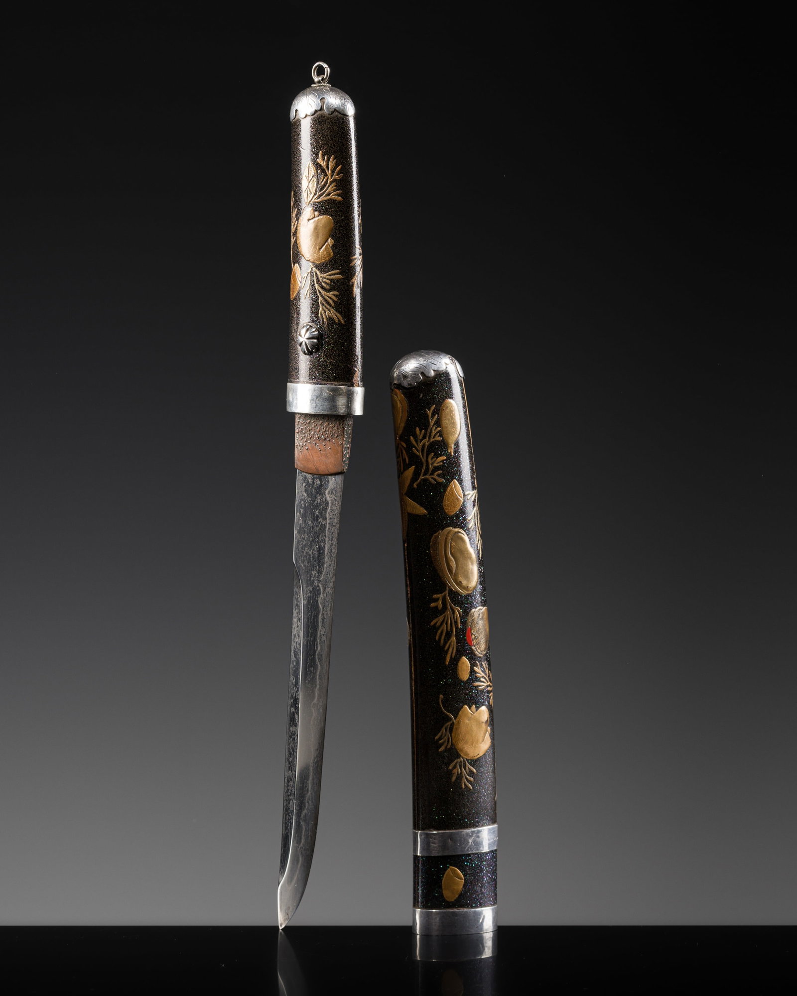 † AN AIKUCHI TANTO IN A FINE SILVER AND LACQUER SCABBARD WITH SEASHELLS (1 of 14)