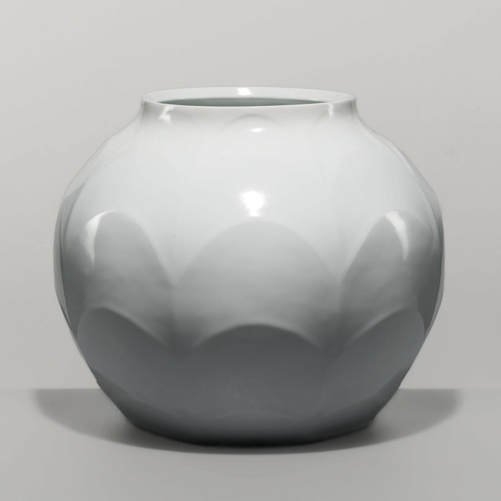KUBOTA YASUYOSHI: AN IMPOSING CLEAR-GLAZED FACETED PORCELAIN VASE (1 of 8)