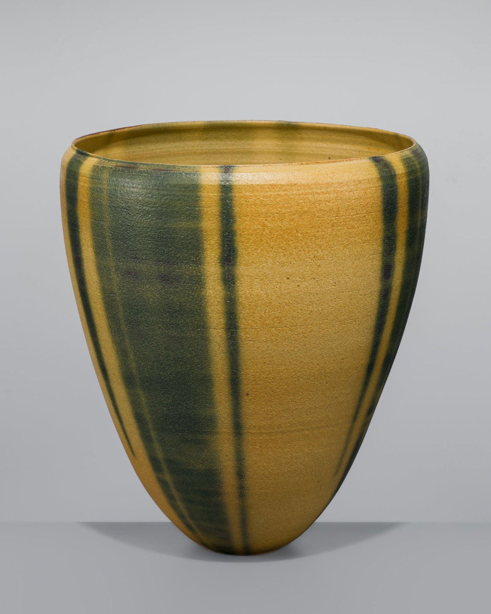 HAYASHI KYOSUKE (LIVING NATIONAL TREASURE): A LARGE YELLOW- AND GREEN-COLORED STONEWARE VASE (1 of 13)
