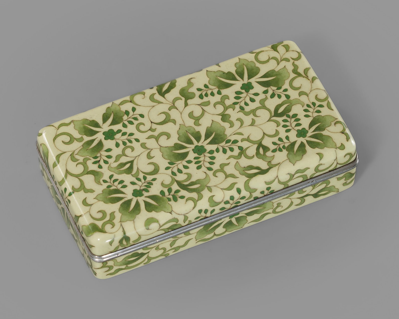 A RARE LIME AND GREEN CLOISONNÉ ENAMEL ‘KIRI AND KARAKUSA’ BOX AND COVER (1 of 10)