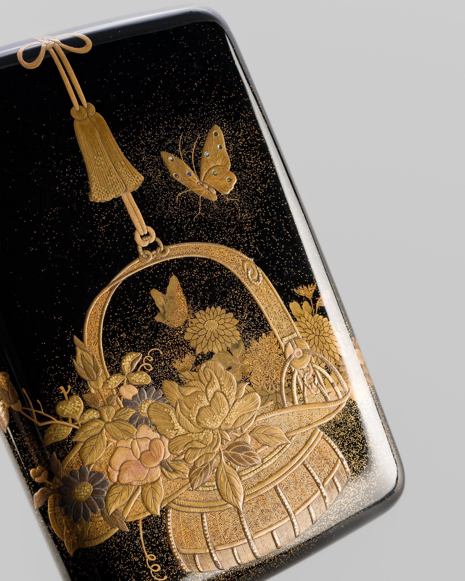 AN ELEGANT SHELL-INLAID LACQUER ‘FLOWER BASKET’ SUZURIBAKO (WRITING BOX) (1 of 14)