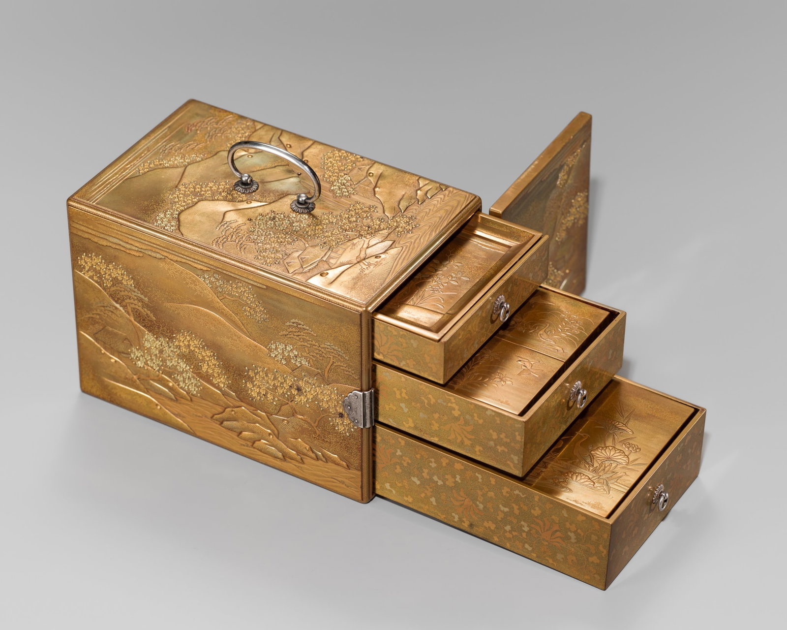 A MAGNIFICENT GOLD LACQUER KODANSU (INCENSE CABINET), ATTRIBUTED TO HARUI KOMIN (1 of 20)