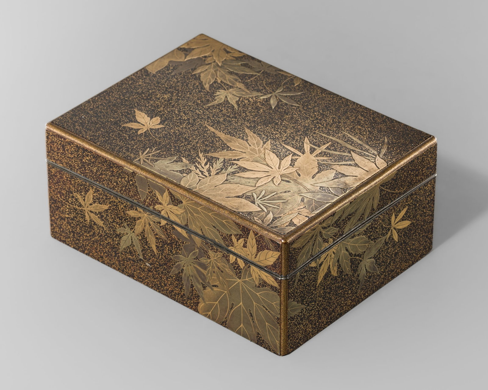 A FINE LACQUER ‘MAPLE LEAVES’ TEBAKO (ACCESSORY BOX) AND COVER (1 of 9)