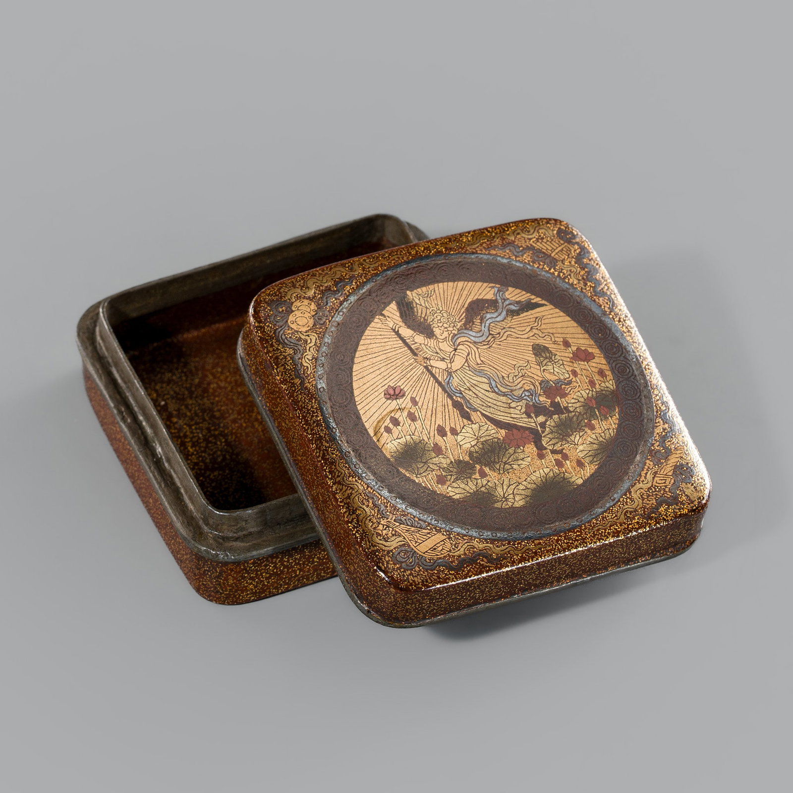 A VERY RARE GOLD LACQUER ‘TENNIN’ KOGO (INCENSE BOX): A VERY RARE GOLD LACQUER ‘TENNIN’ KOGO (INCENSE BOX) Japan, 17th century, late Momoyama (1573-1615) to early Edo period (1615-1868) Of square form with rounded edges, bearing a finely spri