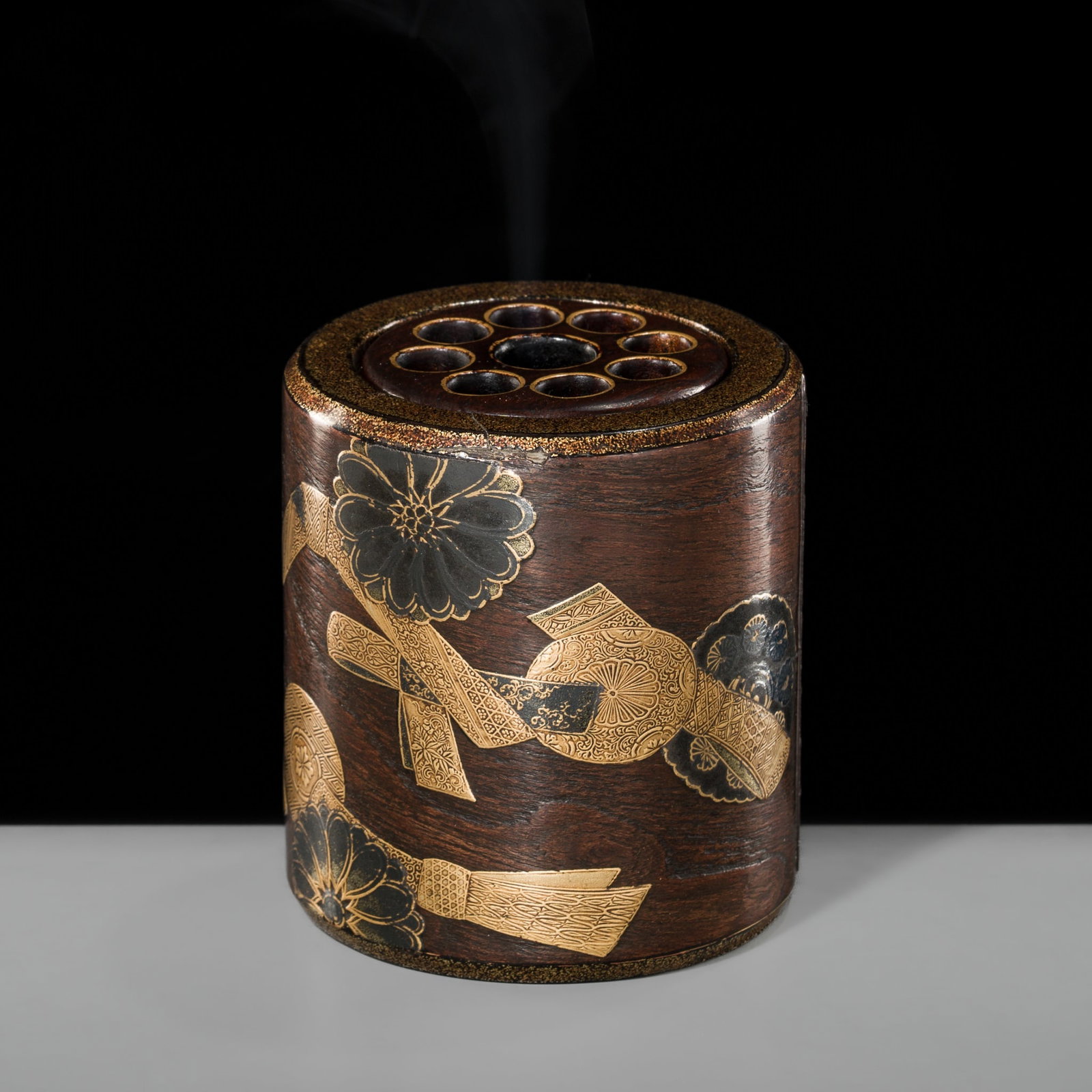 AN UNUSUAL AND EARLY LACQUERED BENTWOOD ‘CHRYSANTHEMUM AND NOSHI’ KORO (INCENSE BURNER): AN UNUSUAL AND EARLY LACQUERED BENTWOOD ‘CHRYSANTHEMUM AND NOSHI’ KORO (INCENSE BURNER) Japan, 17th-early 18th century, early Edo period (1615–1868) Of upright cylindrical form