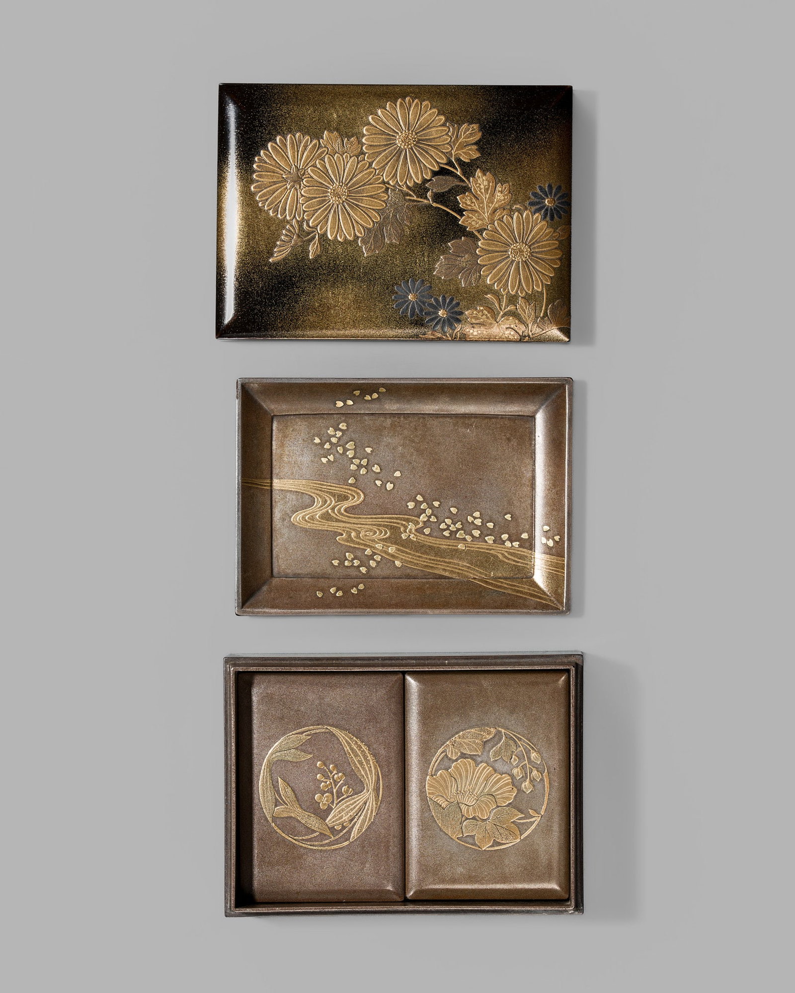 A FINE LACQUER BOX AND COVER WITH INTERIOR TRAY AND TWO KOGO, FOR THE INCENSE MATCHING GAME (1 of 15)