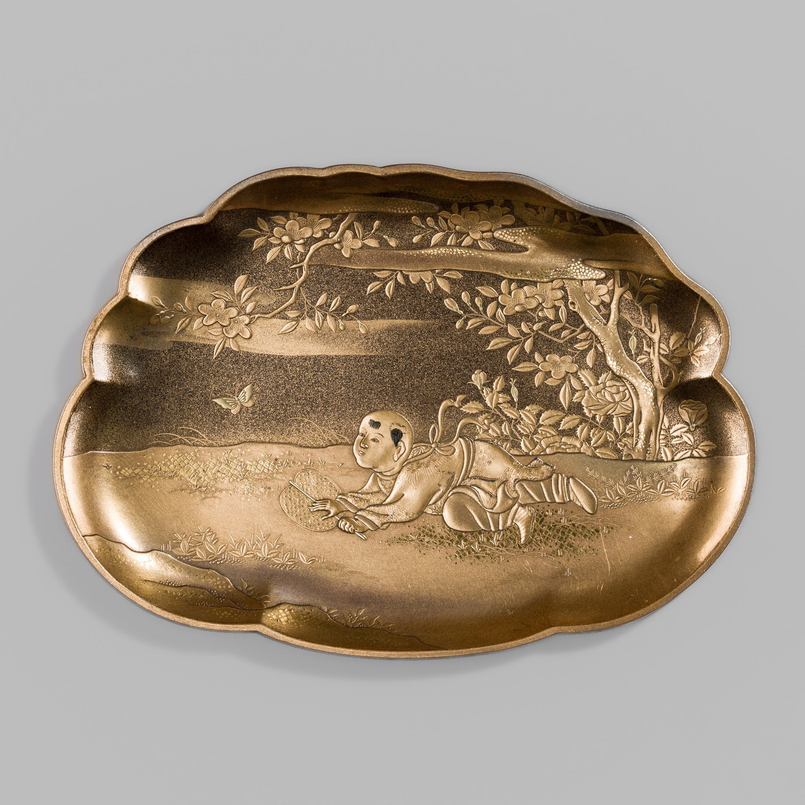 A SMALL GOLD LACQUER ‘CRAWLING INFANT’ INCENSE TRAY (KOBON) (1 of 8)