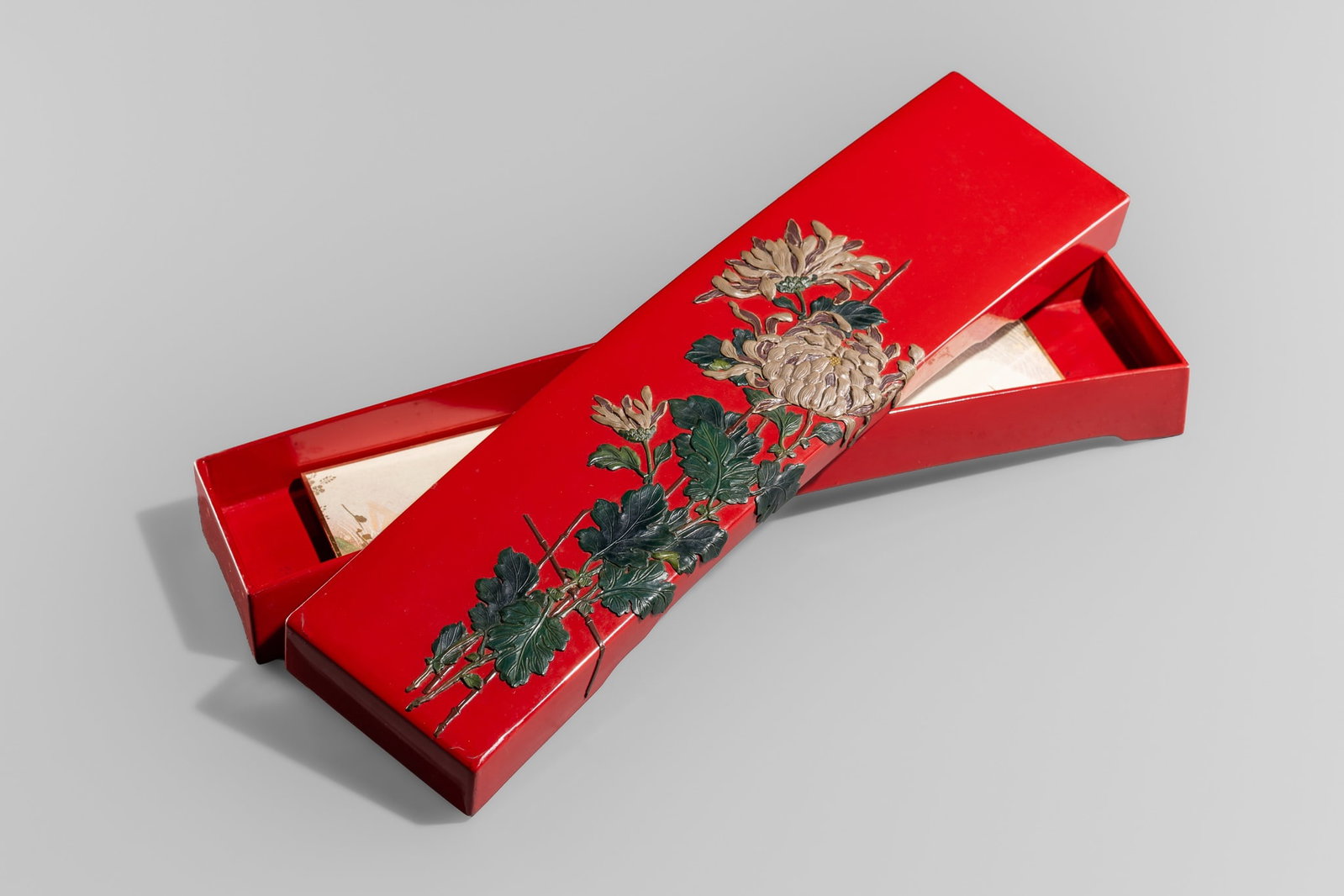A RARE AND FINE RYUKYUAN LACQUER ‘CHRYSANTHEMUM BLOSSOMS’ TANZAKUBAKO (POEM SLIP BOX), (1 of 15)