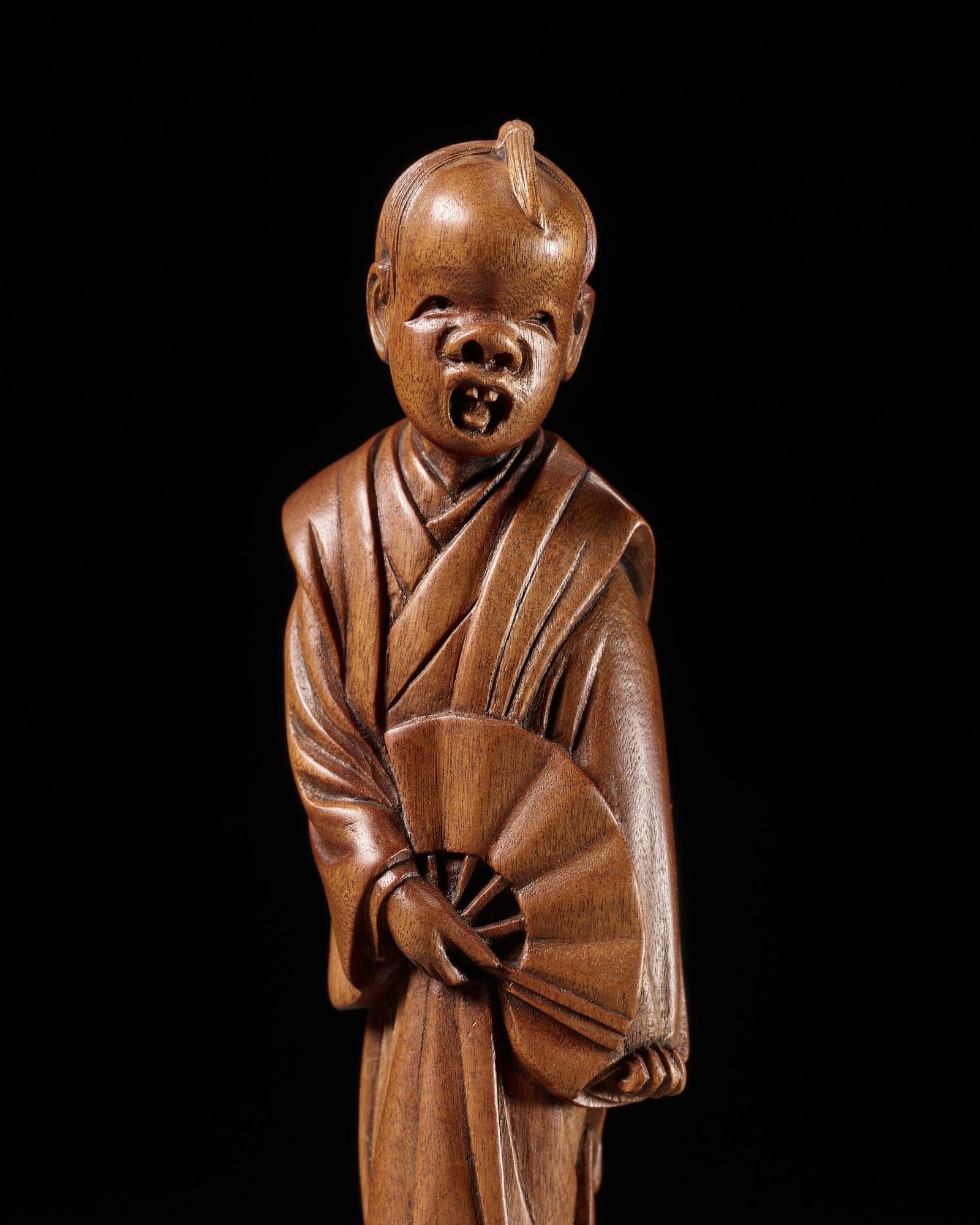 A SUPERB TALL WOOD NETSUKE OF A PERFORMER (1 of 19)