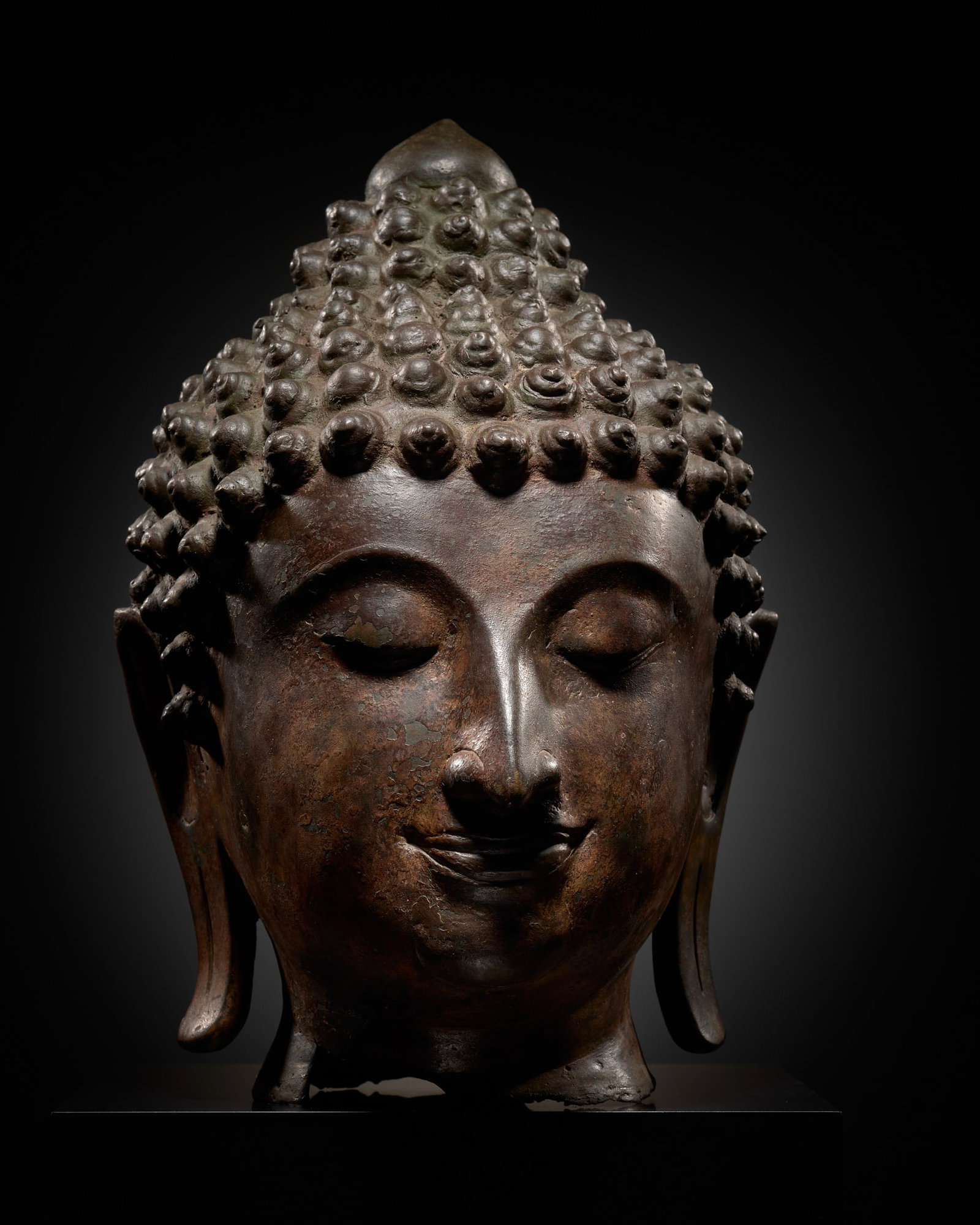 A MONUMENTAL (40 CM) AND IMPORTANT BRONZE HEAD OF BUDDHA, NORTHERN THAILAND, 14TH-15TH CENTURY (1 of 18)