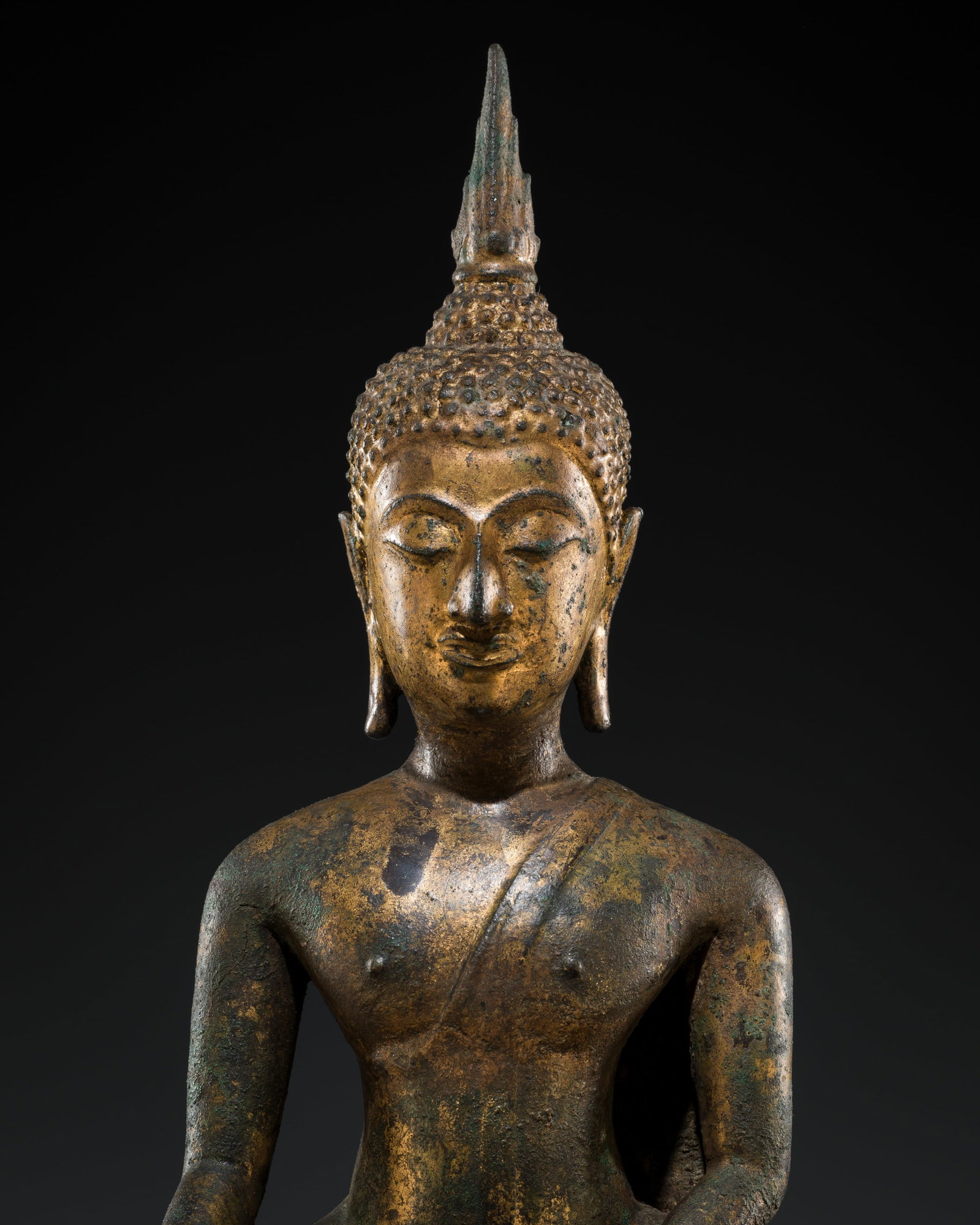A RARE GILT-BRONZE FIGURE OF BUDDHA SHAKYAMUNI, KAMPHAENG PHET, SUKHOTHAI PERIOD: A RARE GILT-BRONZE FIGURE OF BUDDHA SHAKYAMUNI, KAMPHAENG PHET, SUKHOTHAI PERIOD This lot is from a single owner collection and is therefore offered without reserve Thailand, 15th century. Seated in v