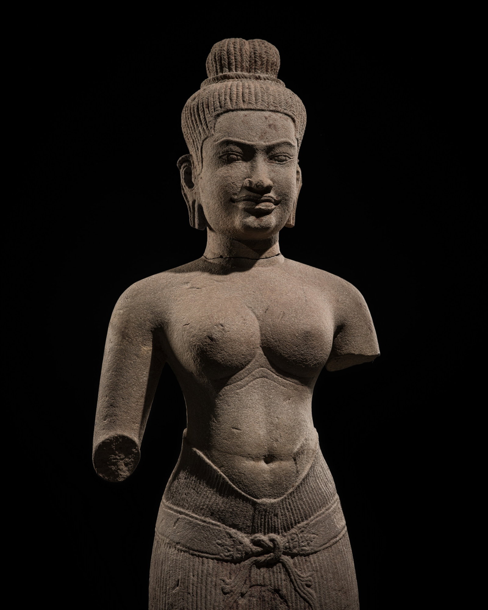 AN IMPORTANT SANDSTONE FIGURE OF UMA, ANGKOR PERIOD, BAPHUON STYLE, 11TH CENTURY: AN IMPORTANT SANDSTONE FIGURE OF UMA, ANGKOR PERIOD, BAPHUON STYLE, 11TH CENTURY This lot is from a single owner collection and is therefore offered without reserve The Jorgen Ruben Gallery Ledger, en