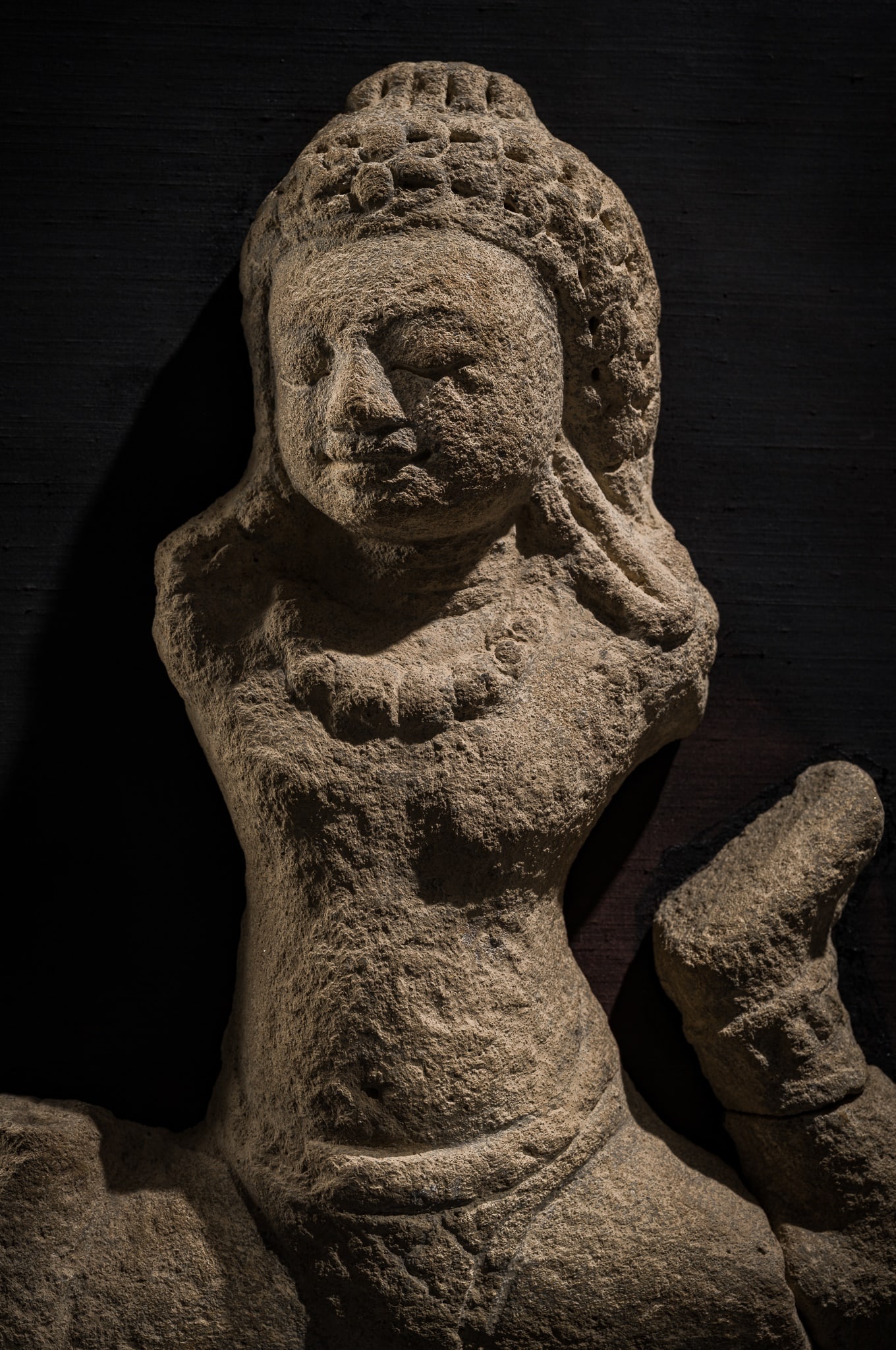 A RARE STONE FIGURE OF A FLYING DEVA, MON DVARAVATI PERIOD, 8TH-9TH CENTURY: A RARE STONE FIGURE OF A FLYING DEVA, MON DVARAVATI PERIOD, 8TH-9TH CENTURY This lot is from a single owner collection and is therefore offered without reserve Thailand. Finely modeled with the left l