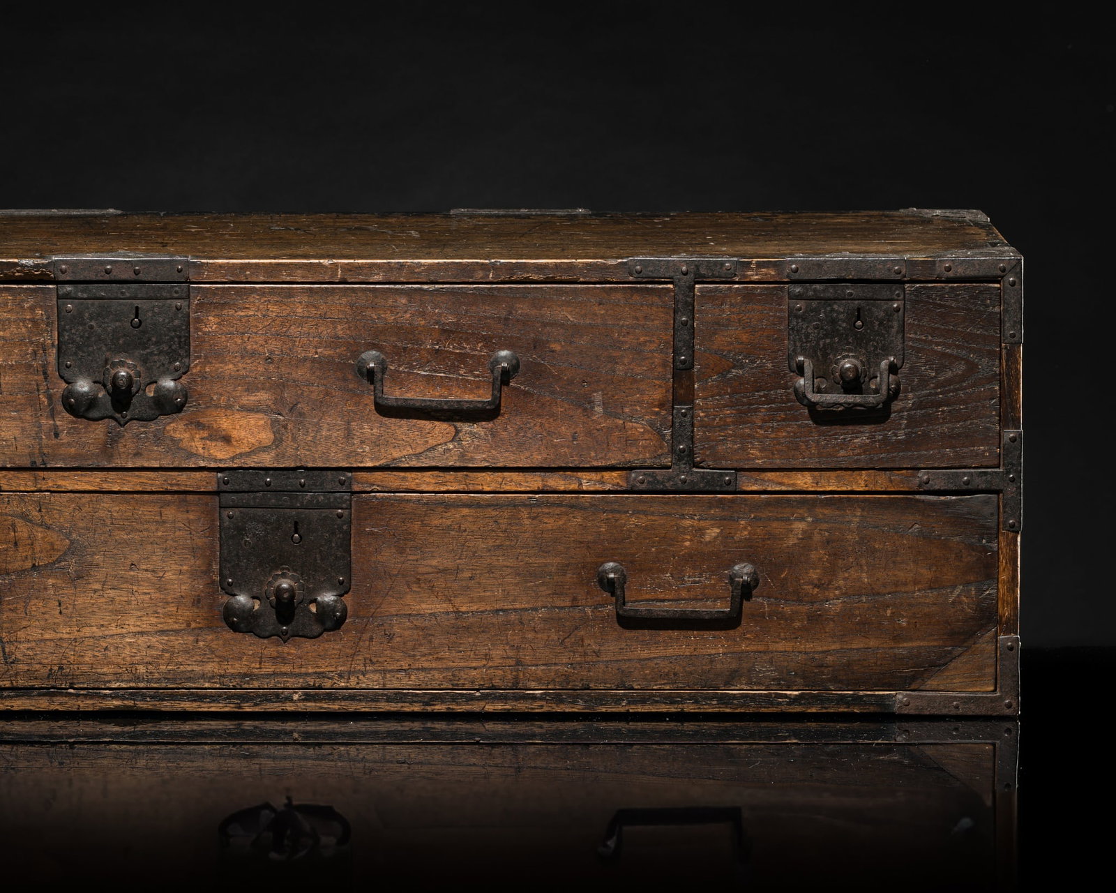 A KIRI (PAULOWNIA) WOOD SWORD CHEST, KATANA DANSU, EDO PERIOD (1 of 12)