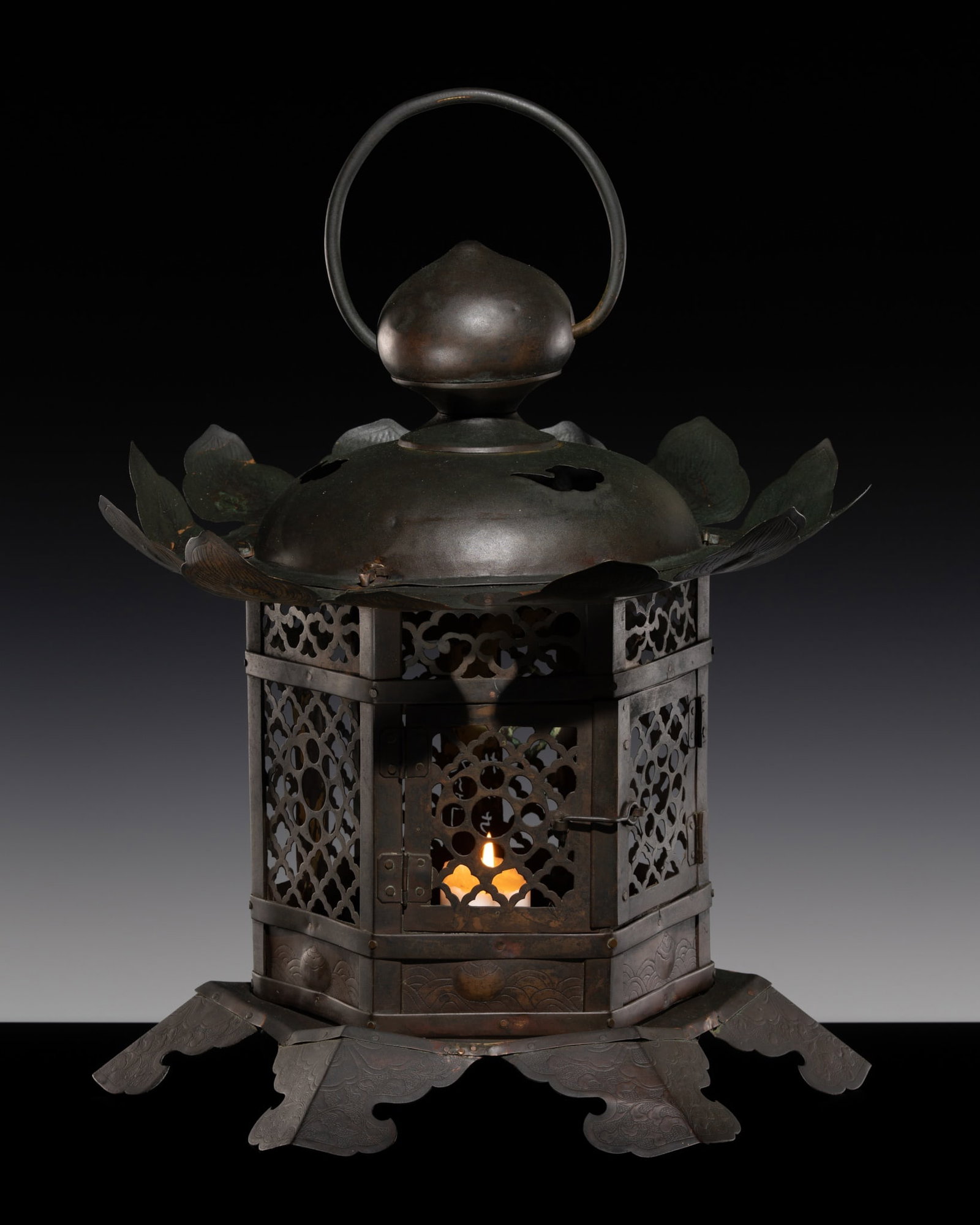 A BRONZE TEMPLE HANGING LANTERN WITH THE KUYO MON, TSURI-DORO, EDO PERIOD (1 of 15)