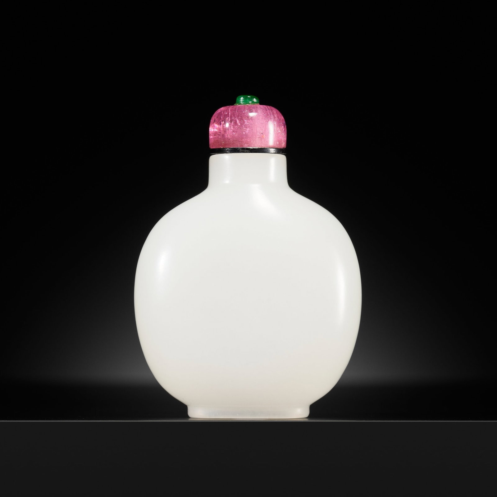A SUPERB WHITE JADE SNUFF BOTTLE WITH 'XINGYOUHENG TANG' MARK, 1796-1861 (1 of 11)