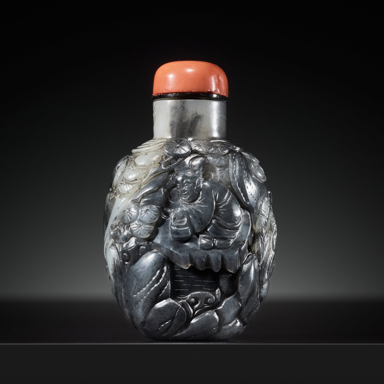 A BLACK AND WHITE JADE 'SCHOLAR' SNUFF BOTTLE, SUZHOU SCHOOL, 18TH CENTURY: A BLACK AND WHITE JADE 'SCHOLAR' SNUFF BOTTLE, SUZHOU SCHOOL, 18TH CENTURY Expert's Note: The two old labels, dating from around 2000, preserve the opinion of Alan Hartman, widely regarded as one of t