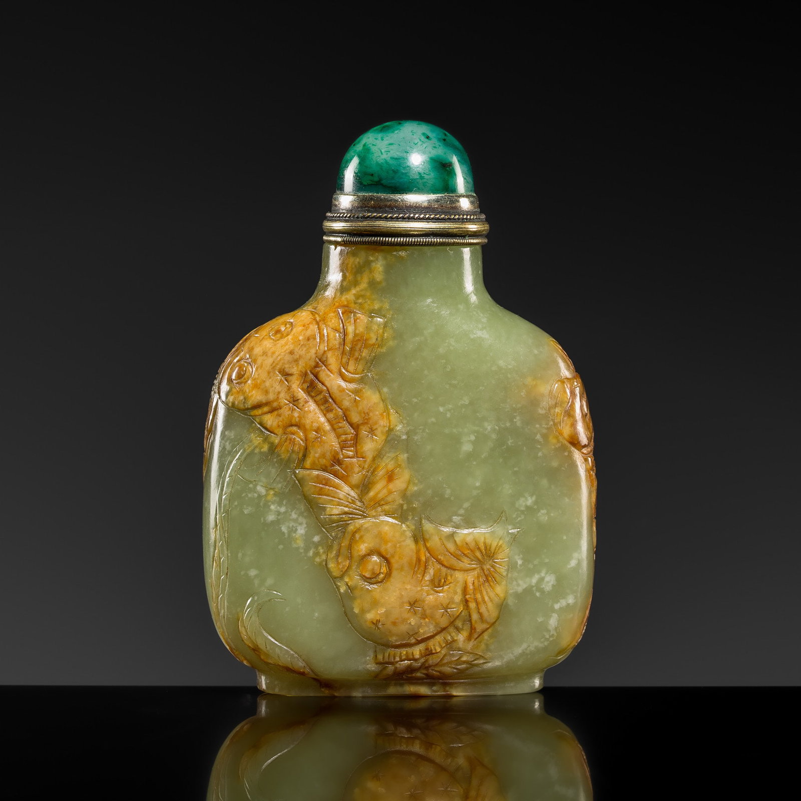 A YELLOW AND RUSSET JADE 'GOLDFISH' SNUFF BOTTLE, MASTER OF THE ROCKS SCHOOL, 1780-1850 (1 of 11)