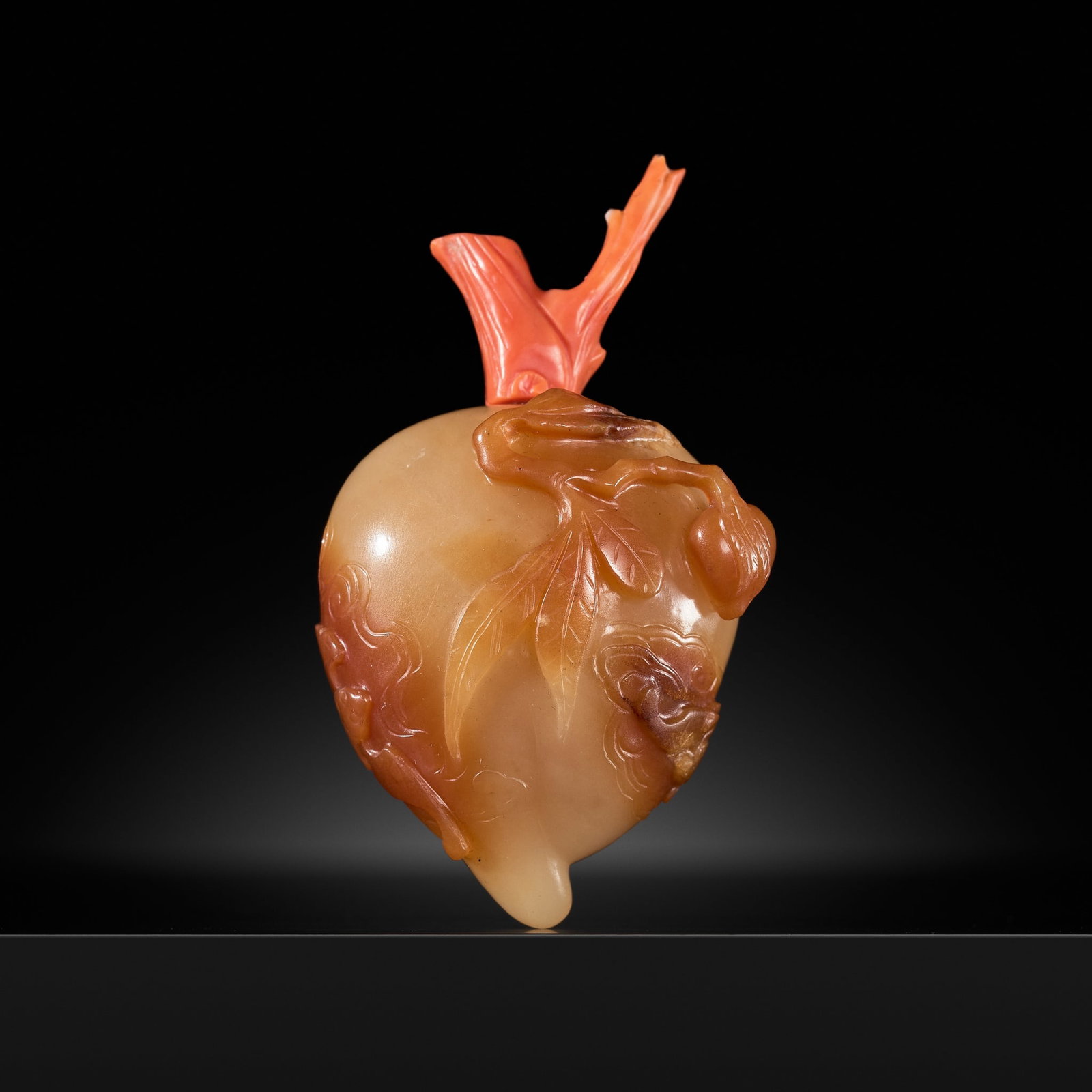 AN AGATE 'PEACH AND BATS' SNUFF BOTTLE, 1700-1800 (1 of 13)