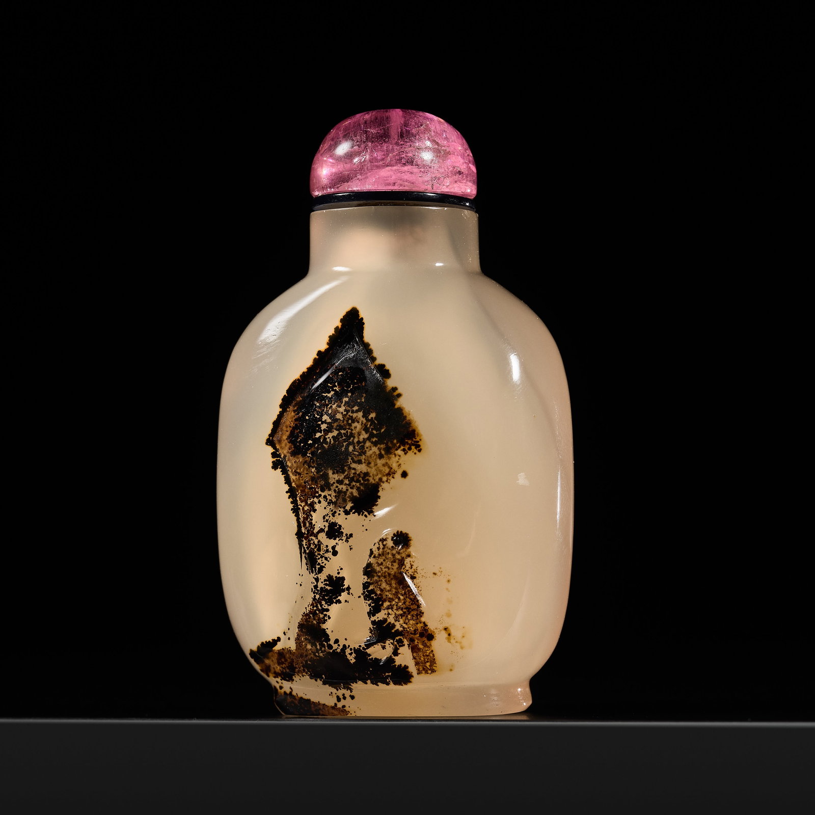 A FINE SHADOW AGATE 'BIRD ON TREE' SNUFF BOTTLE, 1760-1880: A FINE SHADOW AGATE 'BIRD ON TREE' SNUFF BOTTLE, 1760-1880 China. Well hollowed, the rounded-rectangular body supported on a short oval foot ring and rising to a cylindrical neck with a flat rim, clev