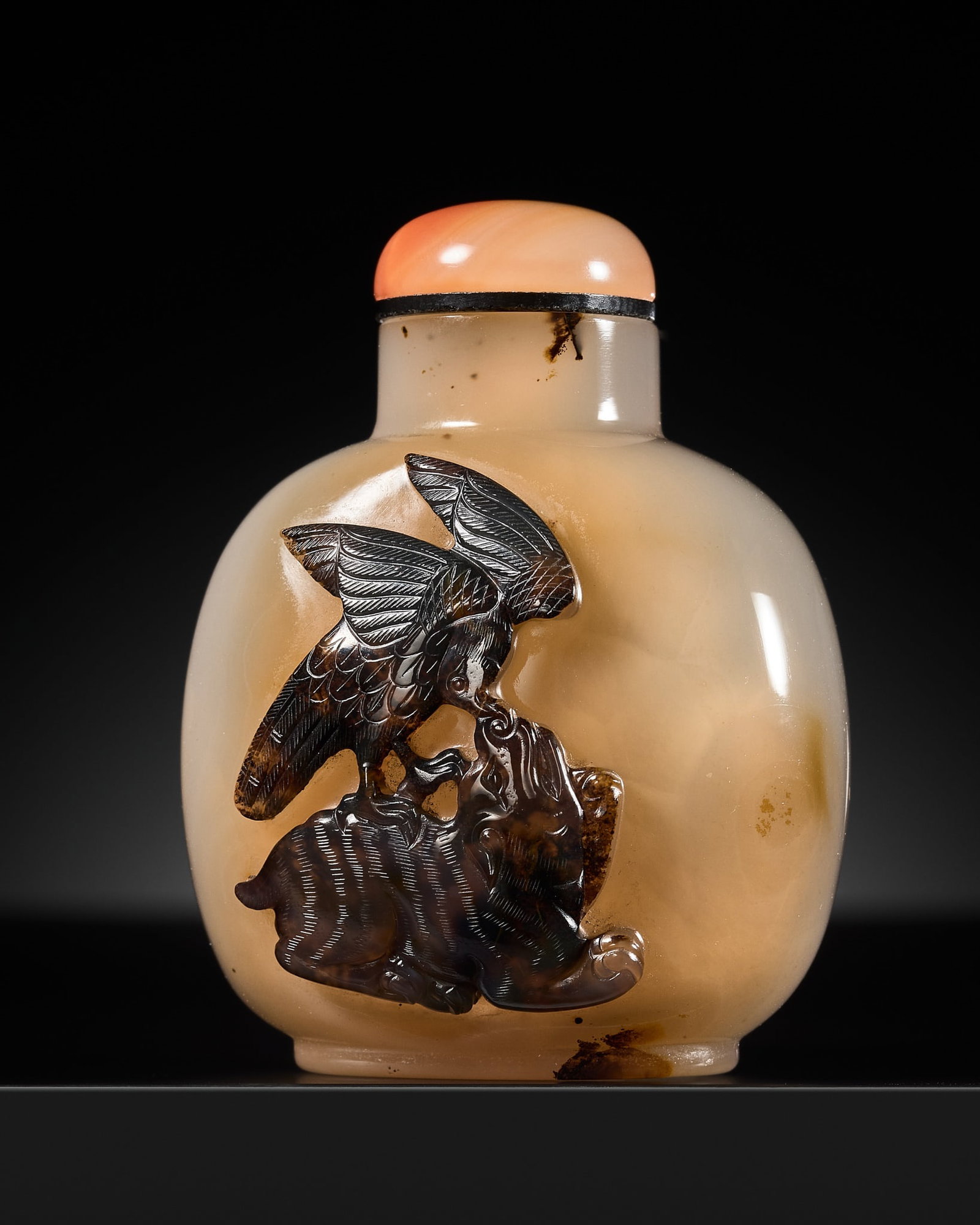 A CAMEO AGATE 'YINGXIONG' SNUFF BOTTLE, OFFICIAL SCHOOL, 1780-1850 (1 of 14)