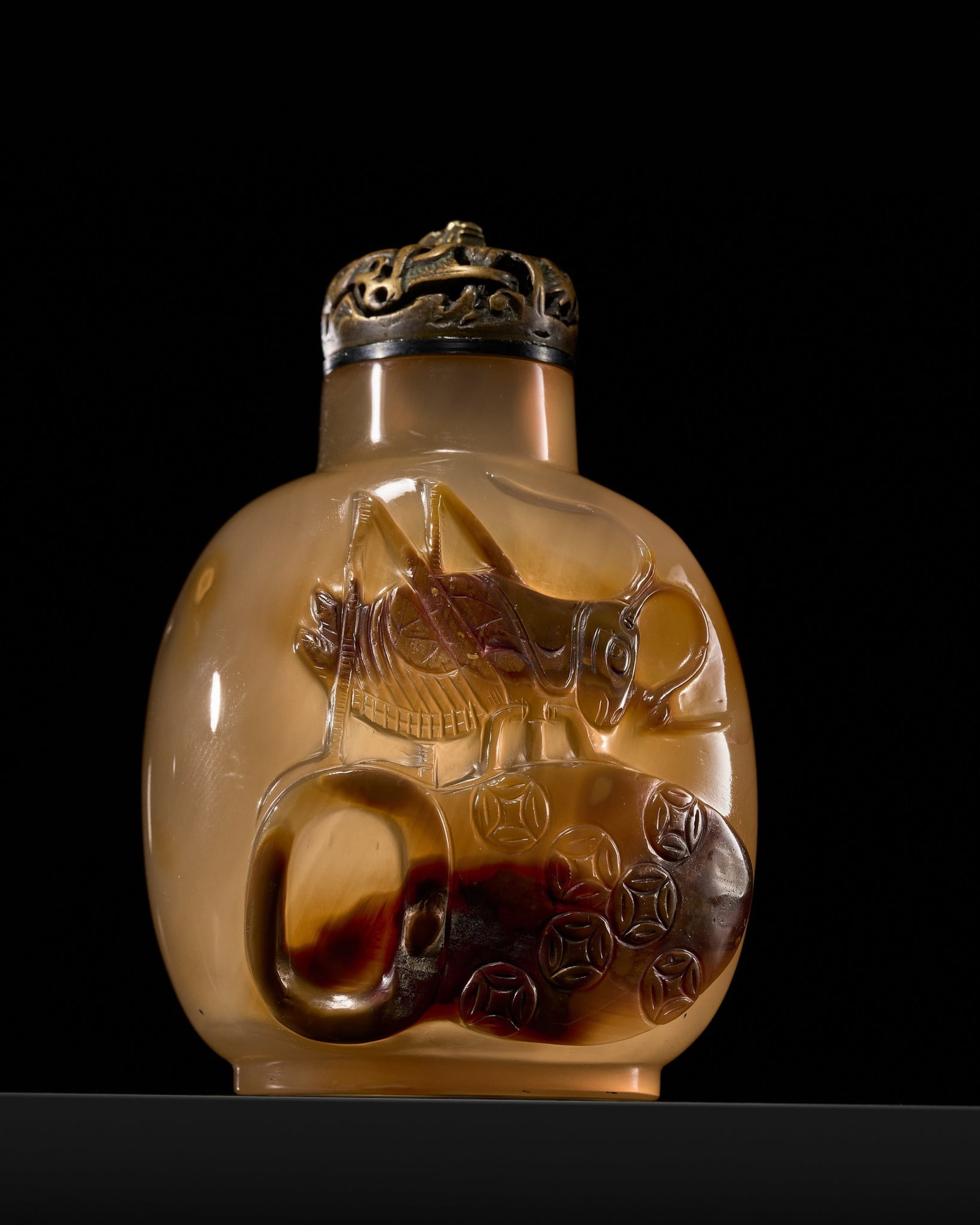 A CAMEO AGATE 'KATYDID' SNUFF BOTTLE, OFFICIAL SCHOOL, 1800-1880 (1 of 13)