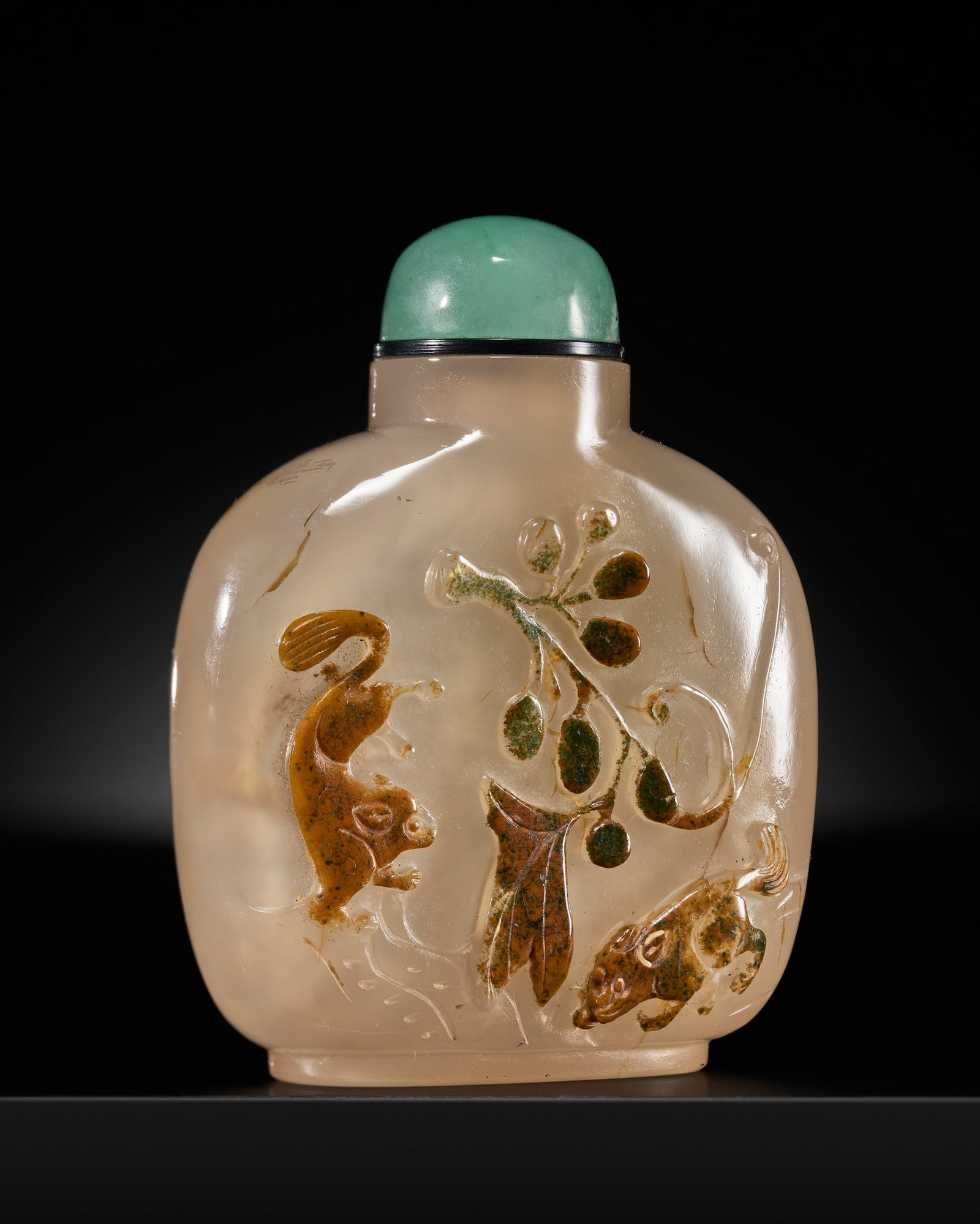 A GREEN AND BROWN CAMEO AGATE 'SQUIRRELS AND GRAPES' SNUFF BOTTLE, 1750-1850: A GREEN AND BROWN CAMEO AGATE 'SQUIRRELS AND GRAPES' SNUFF BOTTLE, 1750-1850 Expert remark: Bicolor cameo agates displaying distinct green and dark brown layers simultaneously against a warm honey-col